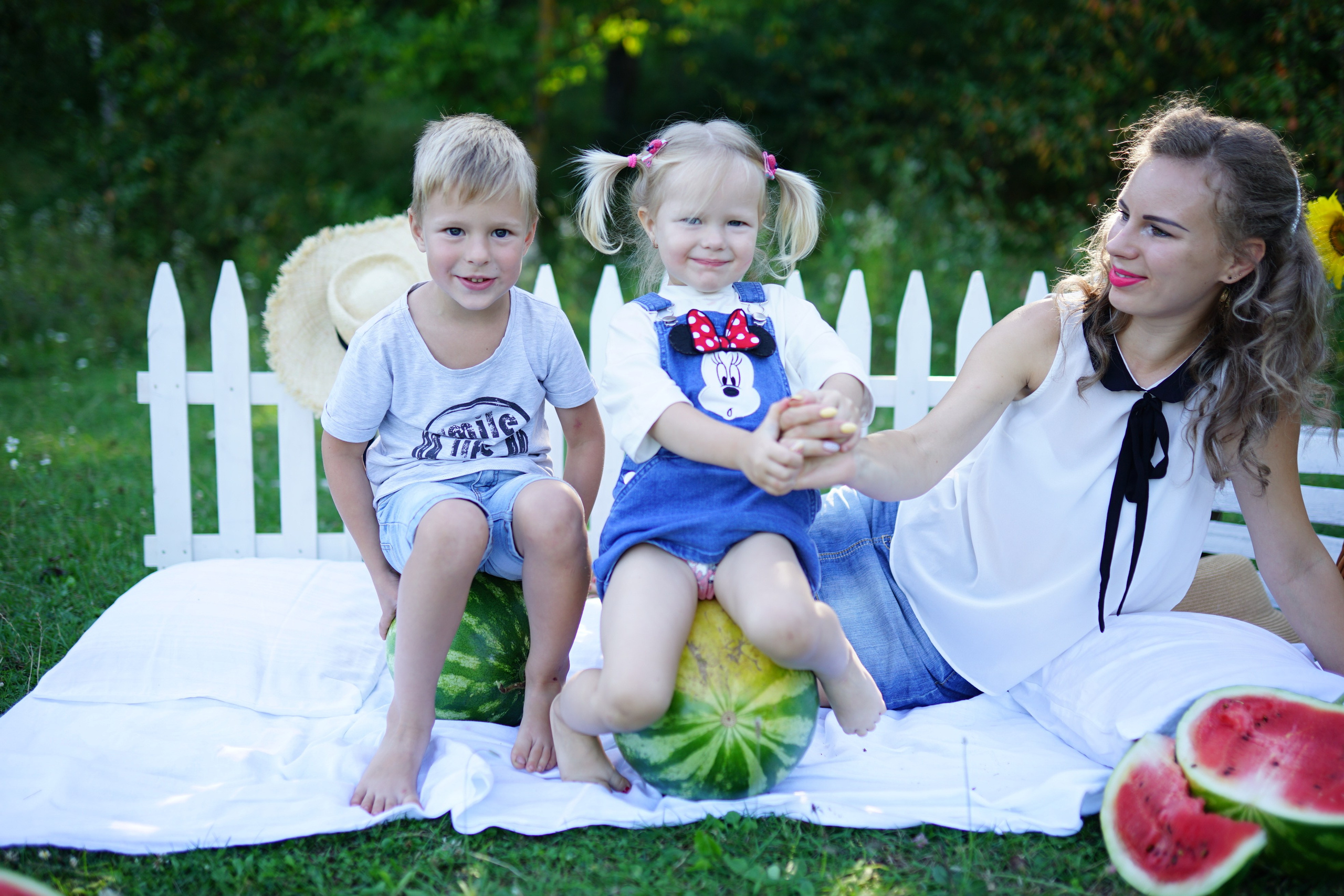 Сімейна фотосесія з кавунами. Family photographer in Kiev Natalia Shkavron