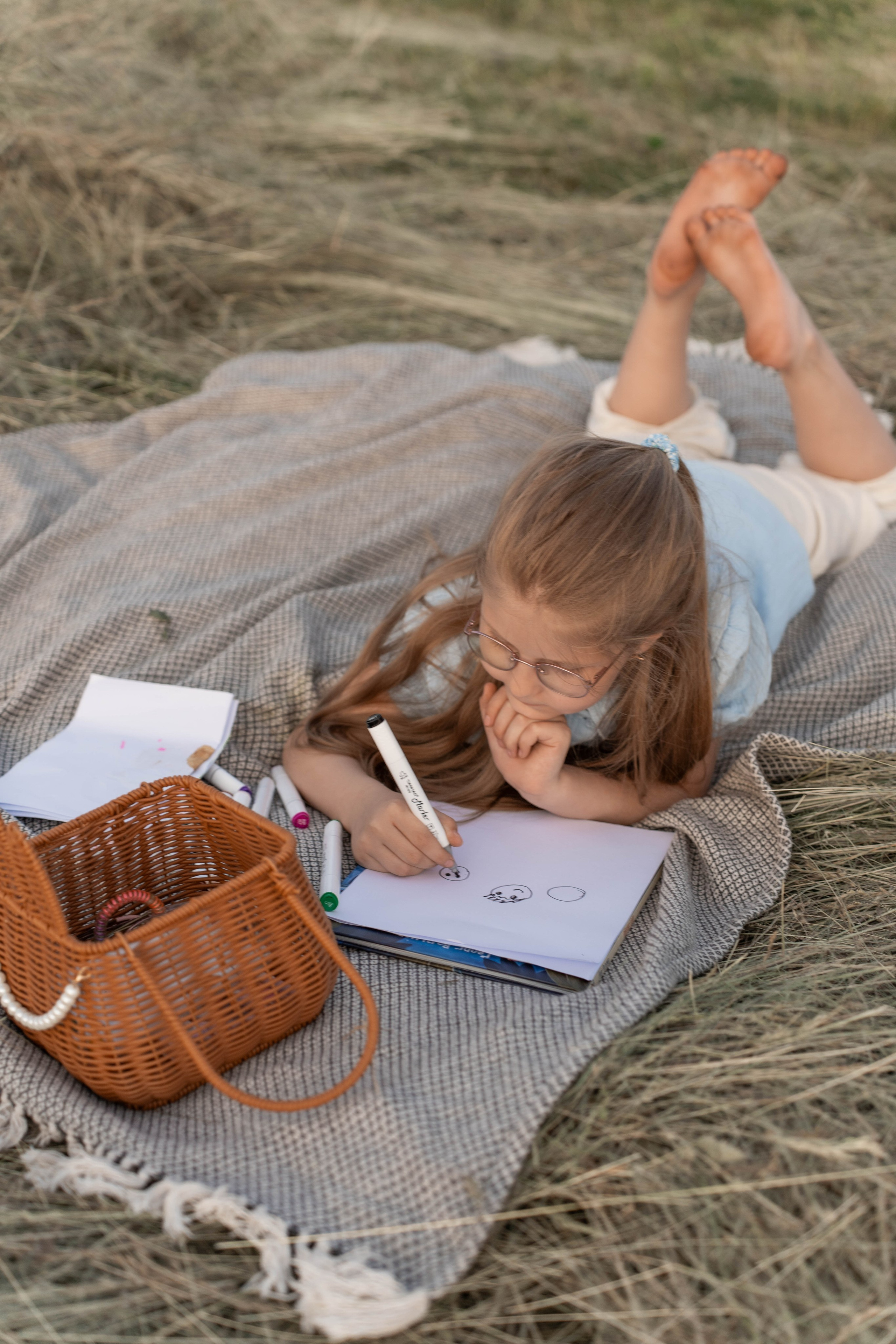 Сімейна фотосесія в Пирогово мами з двома донями. Сімейний фотограф Київ Наталія Шкаврон