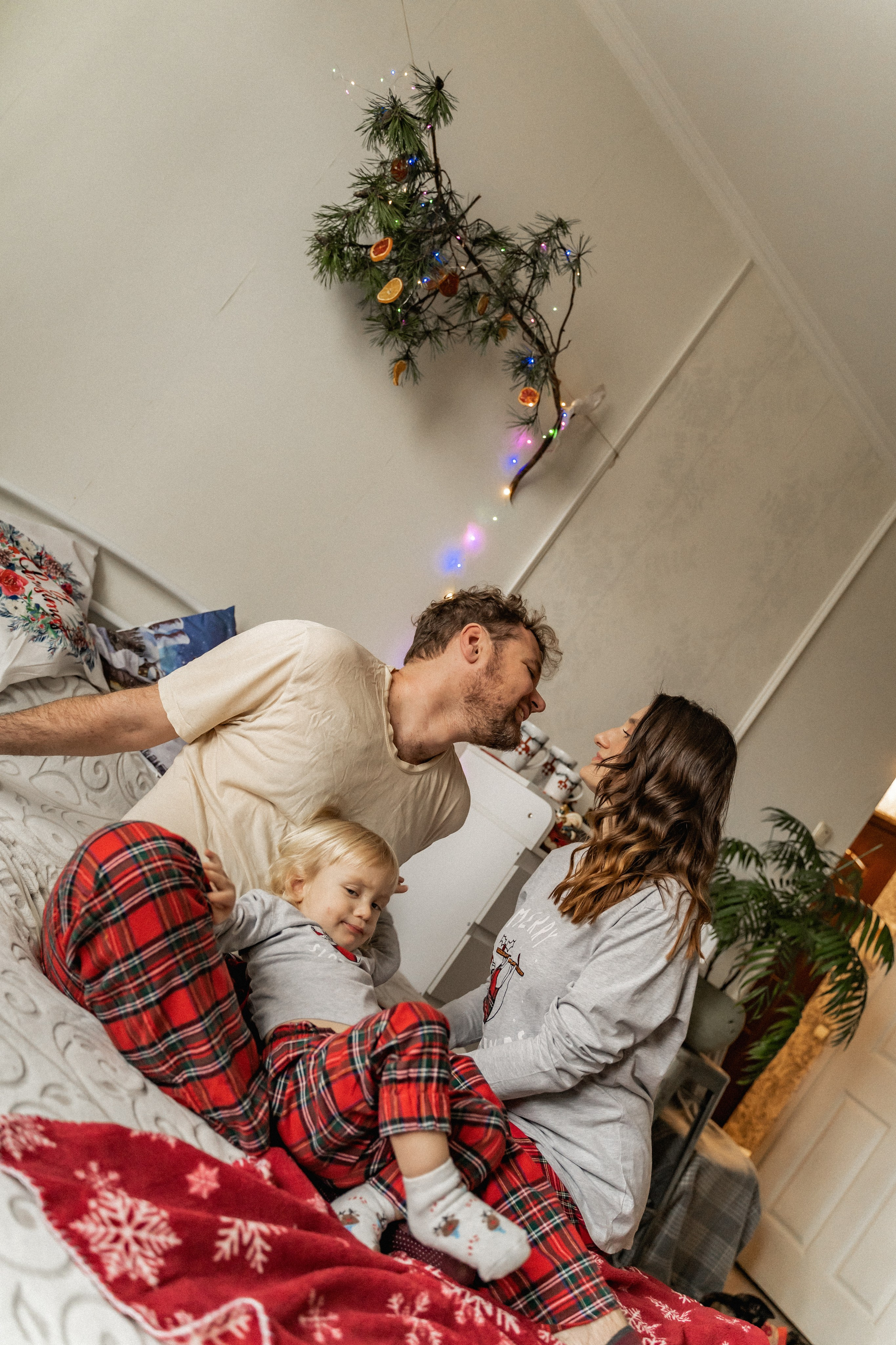 Новорічна сімейна фотосесія вдома. Сімейний фотограф Київ Наталія Шкаврон