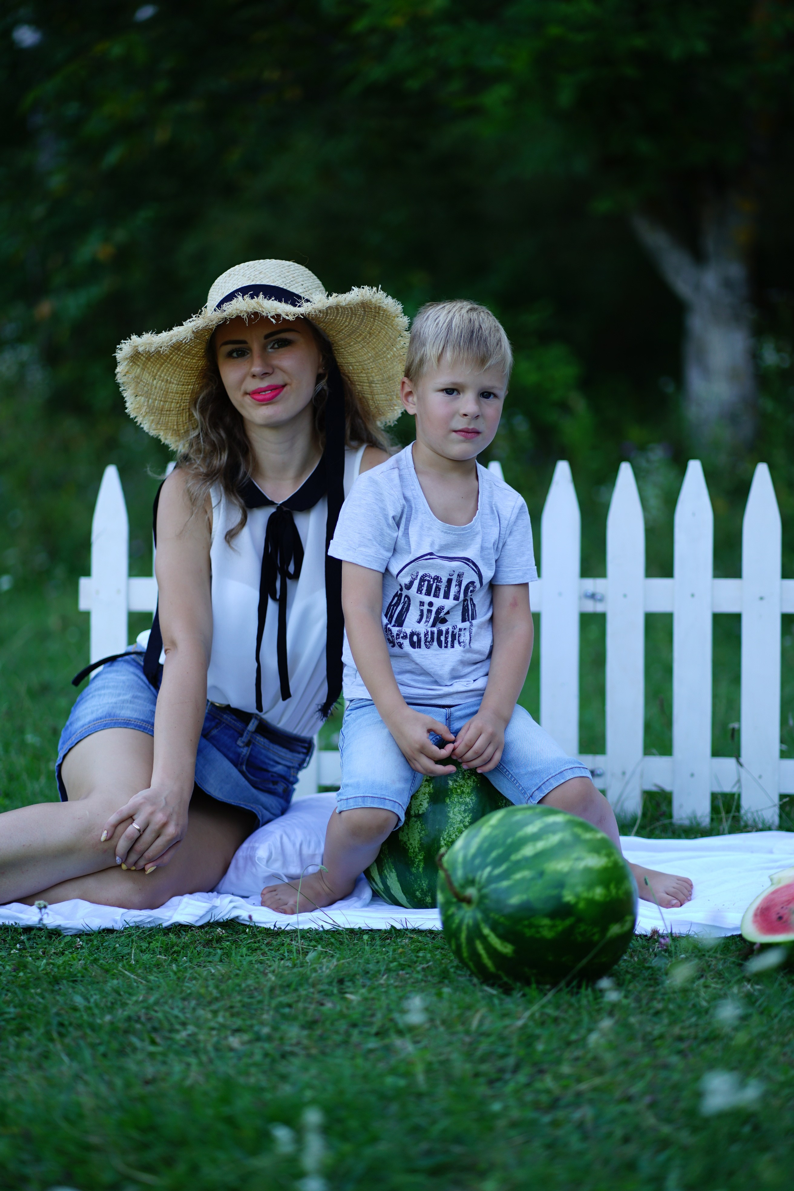 Сімейна фотосесія з кавунами. Family photographer in Kiev Natalia Shkavron