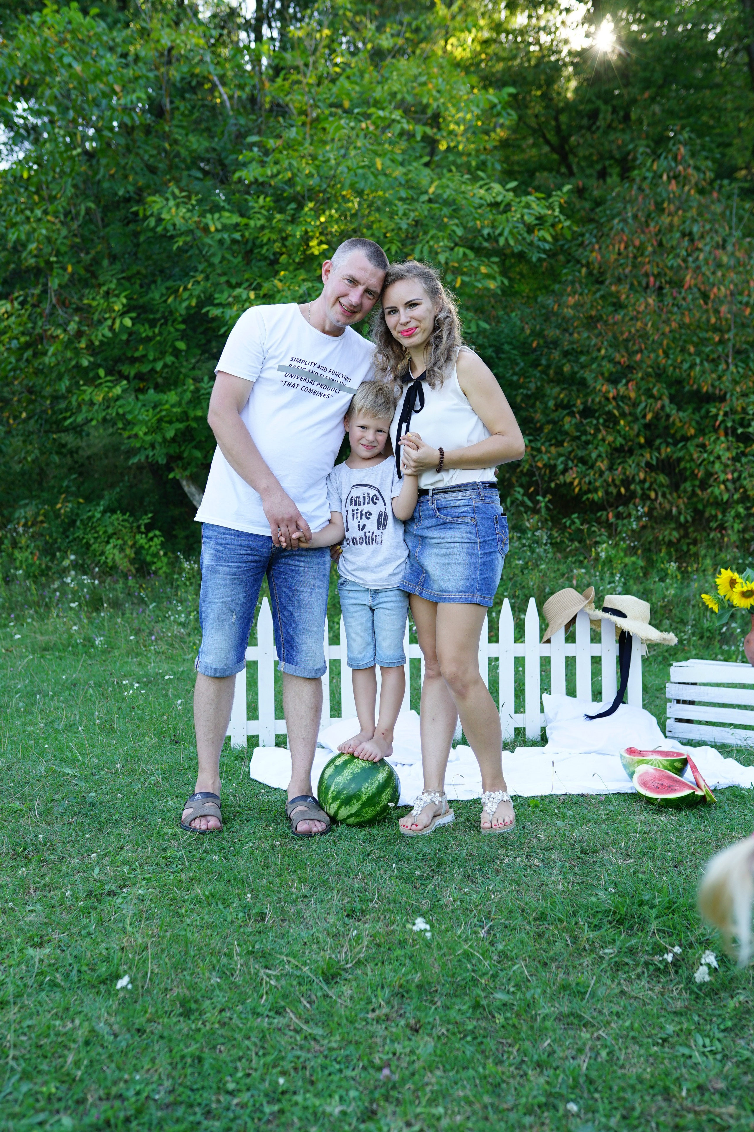 Сімейна фотосесія з кавунами. Family photographer in Kiev Natalia Shkavron