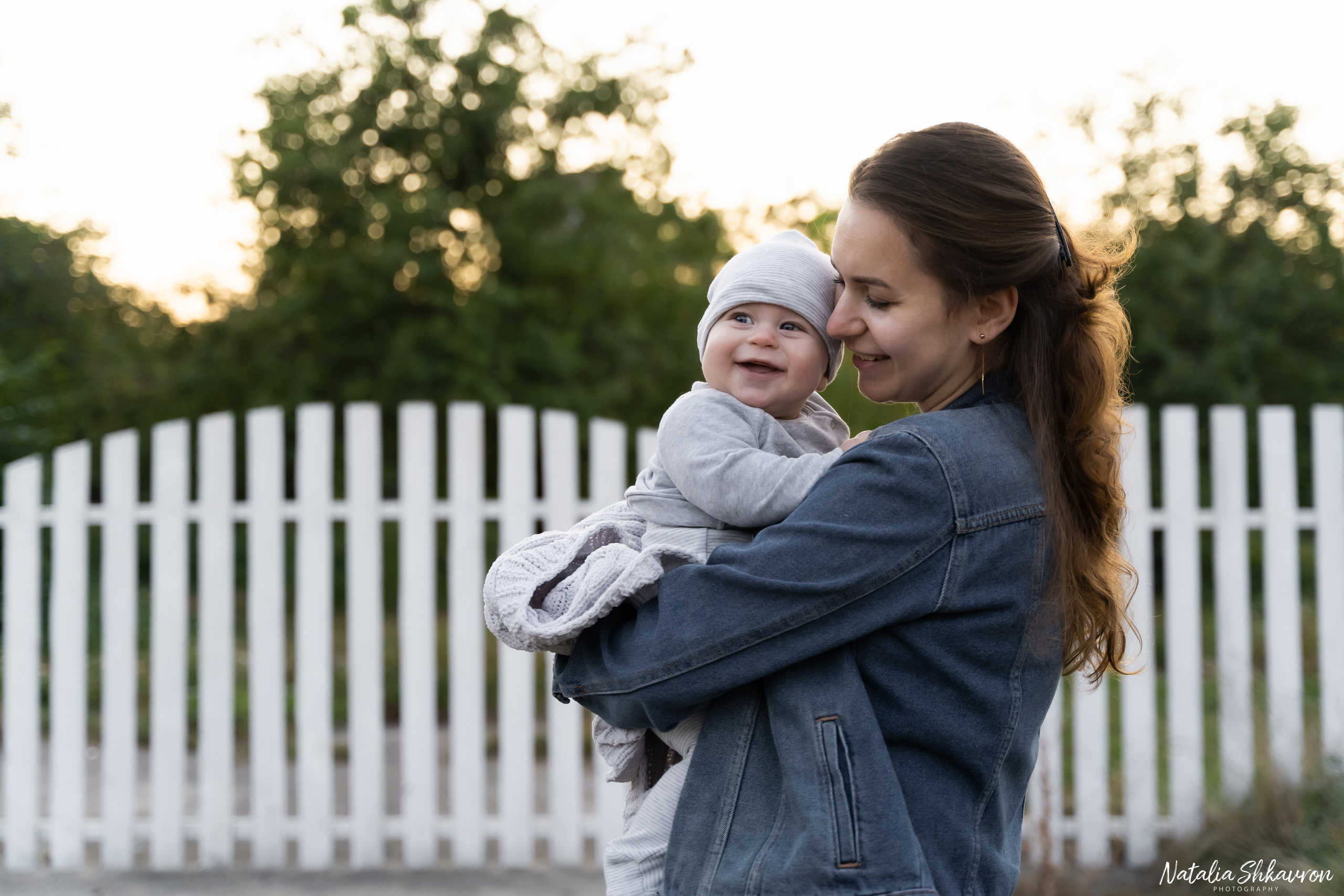 Сімейна фотосесія в яблуневому саду. Сімейний фотограф Київ Наталія Шкаврон