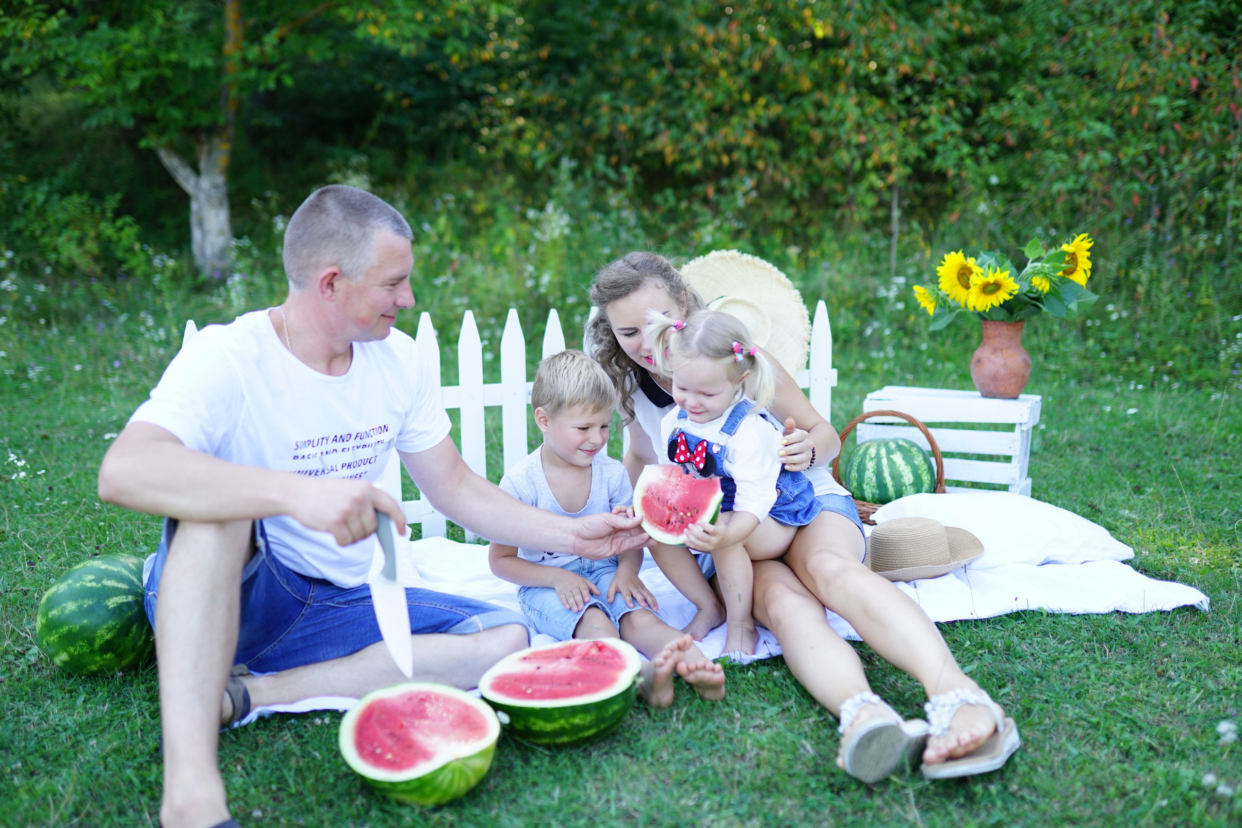 Сімейна фотосесія з кавунами. Family photographer in Kiev Natalia Shkavron