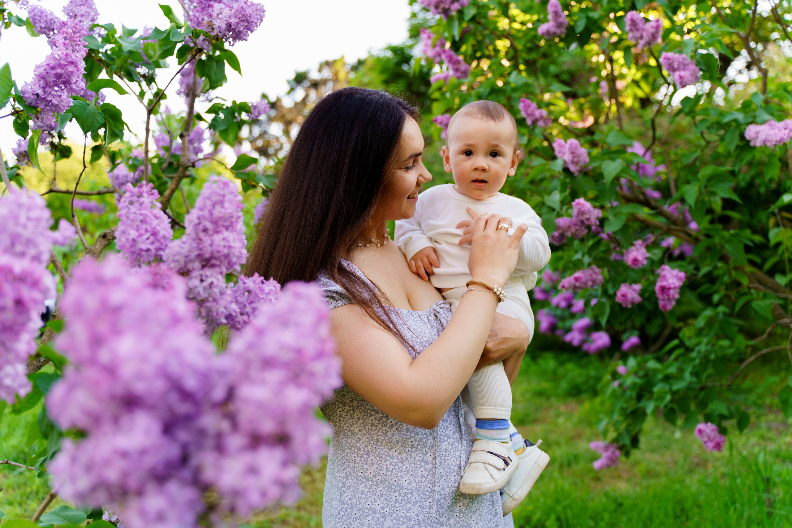 Сімейна фотосесія в бузку Київ. Сімейний фотограф Київ Наталія Шкаврон