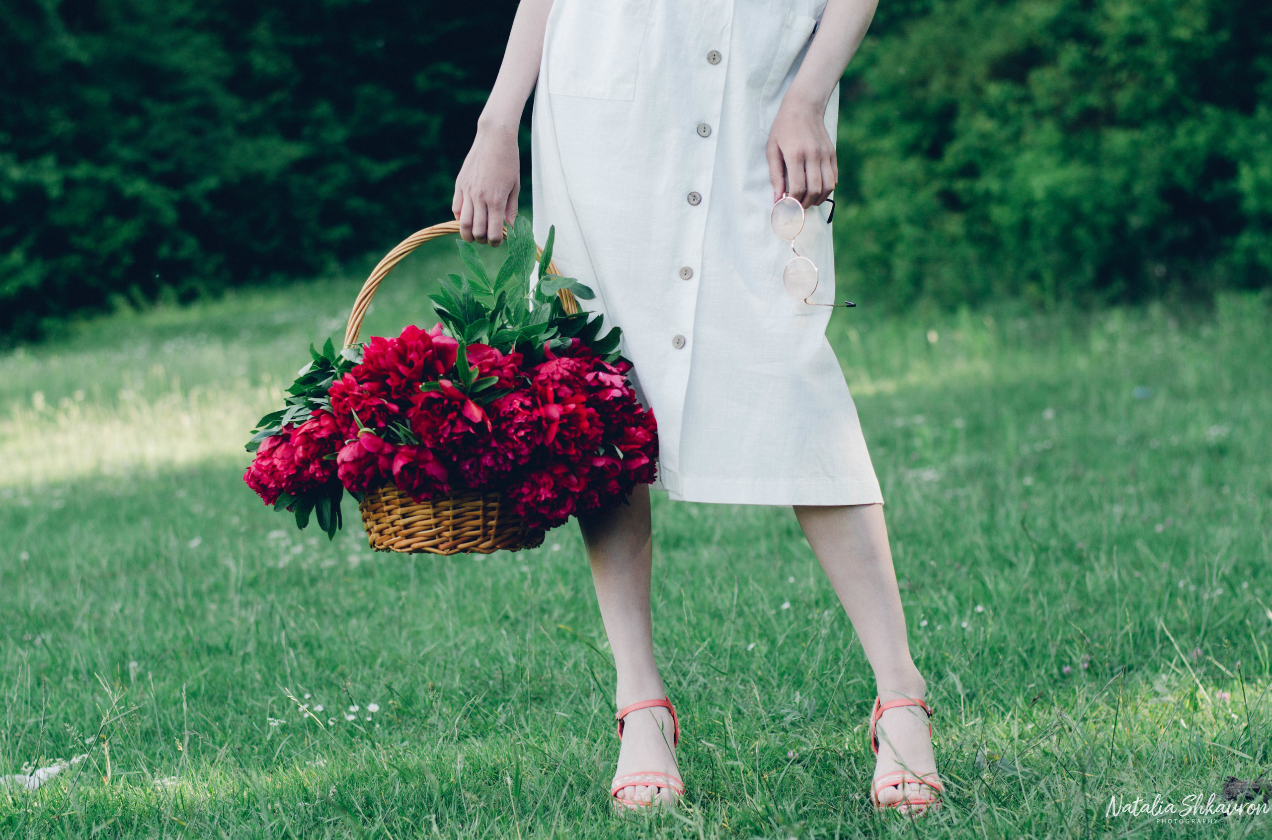 фотосессия в пионах киев, фотосесія в піонах, фотосессия с пионами на природе, фото с пионами девушка, фотосесія в піонах київ, фотограф київ, індивідуальна фотосесія влітку, фотосесія з піонами, фотосесія з червоними піонами, Фотосессия с цветами фотосесія з квітами, 