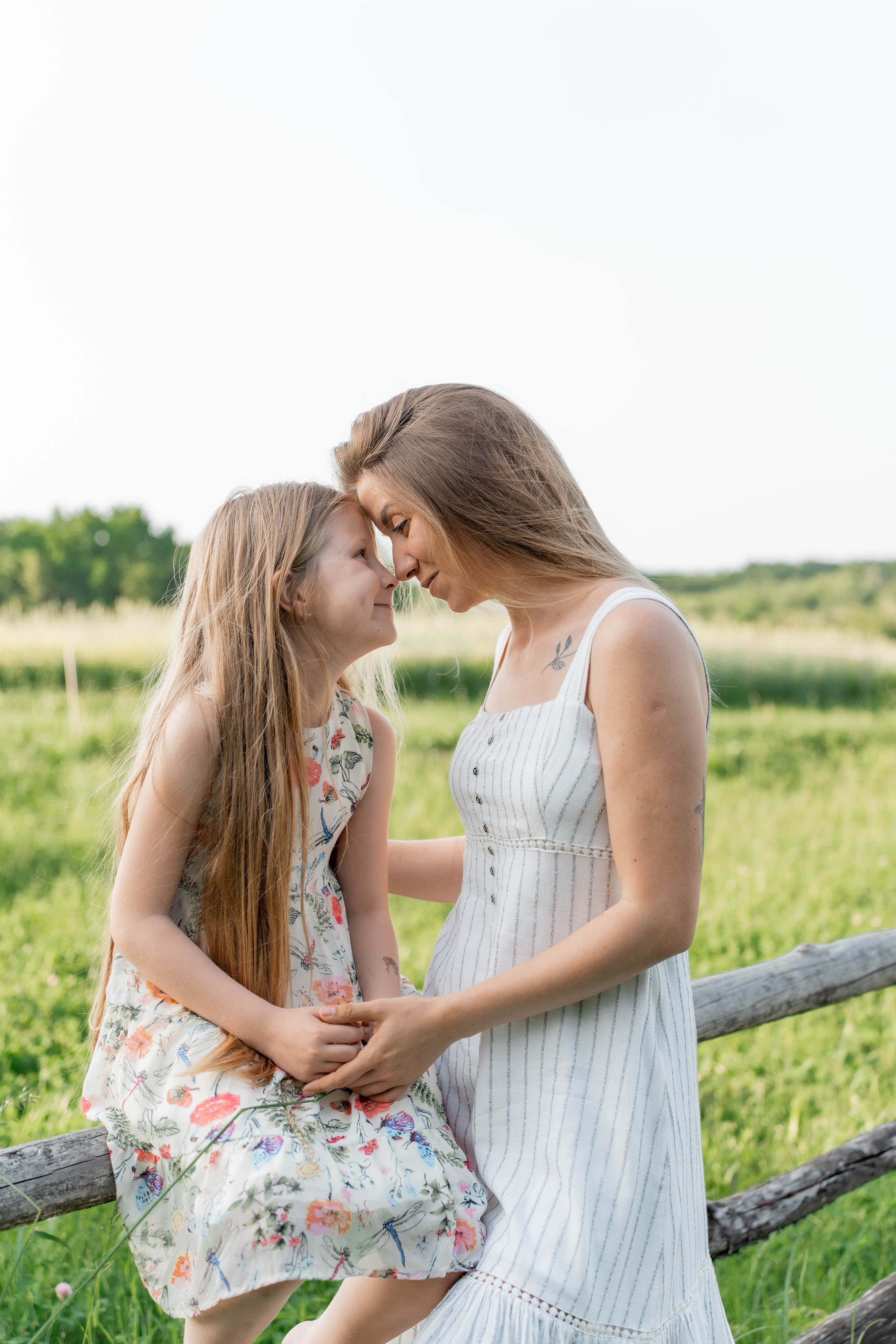 Сімейна фотосесія в Пирогово мами з двома донями. Сімейний фотограф Київ Наталія Шкаврон
