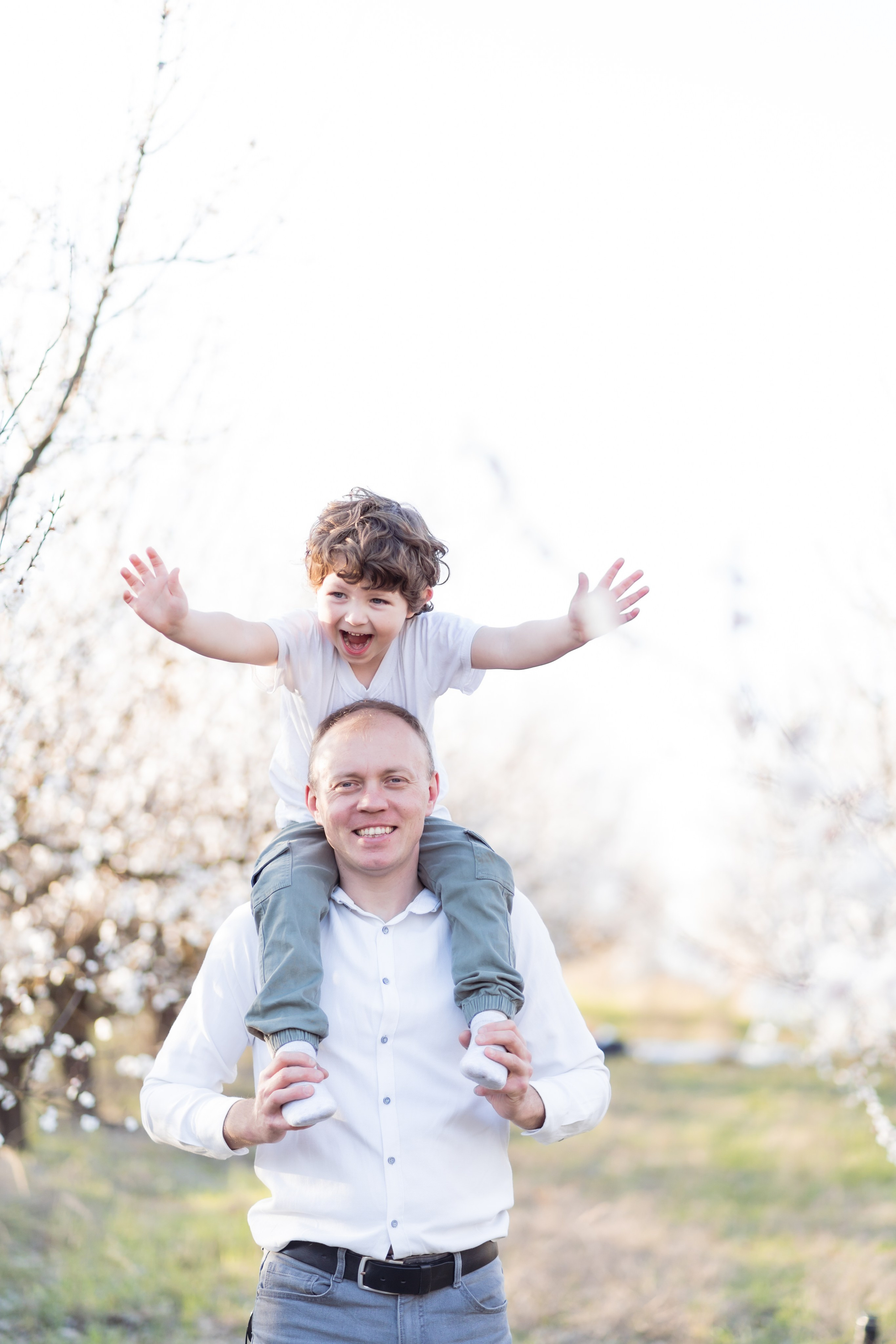 Сімейна фотосесія в абрикосовому саду. Сімейний фотограф Київ Наталія Шкаврон