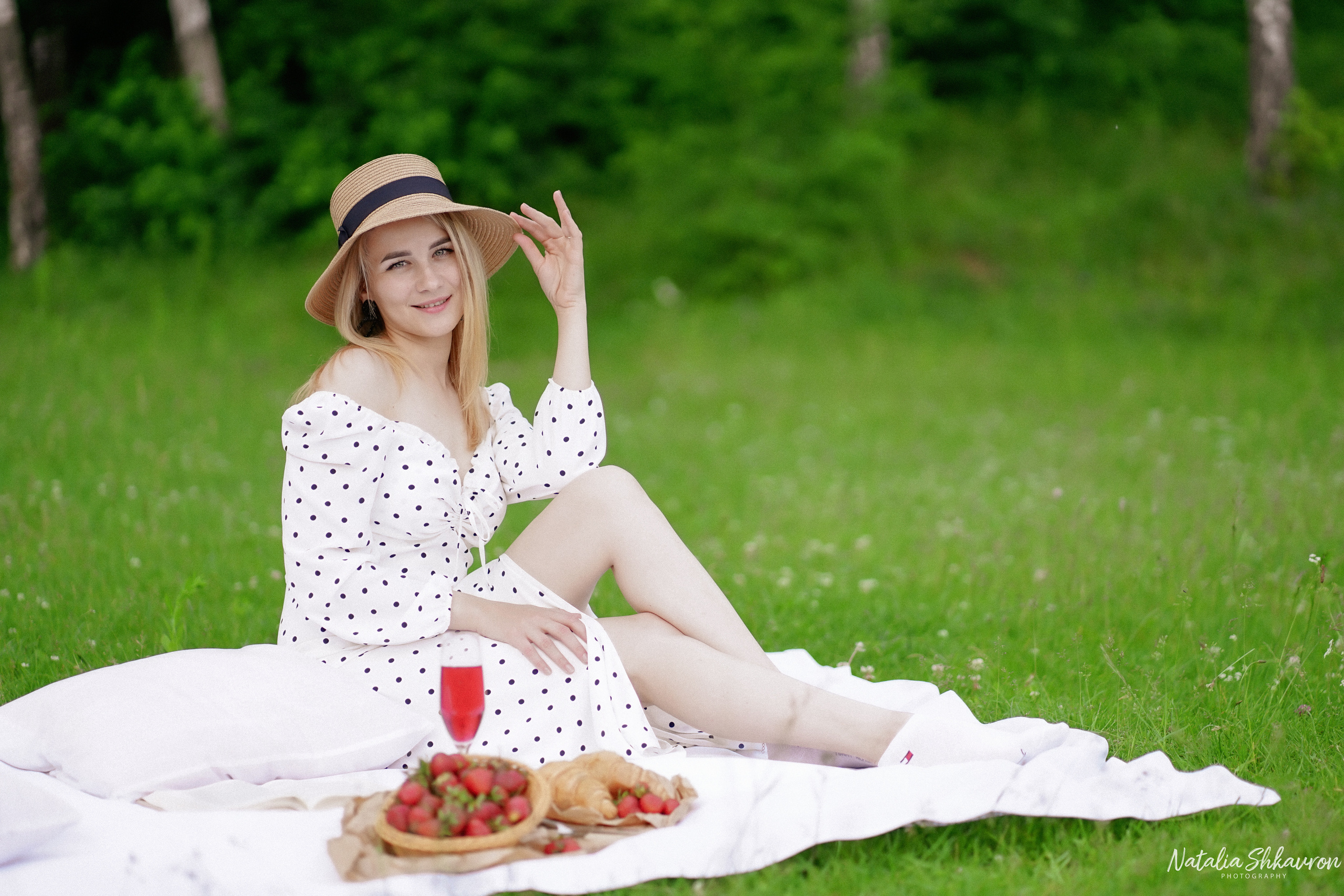 Фотосесія з полуницею. Family photographer in Kiev Natalia Shkavron