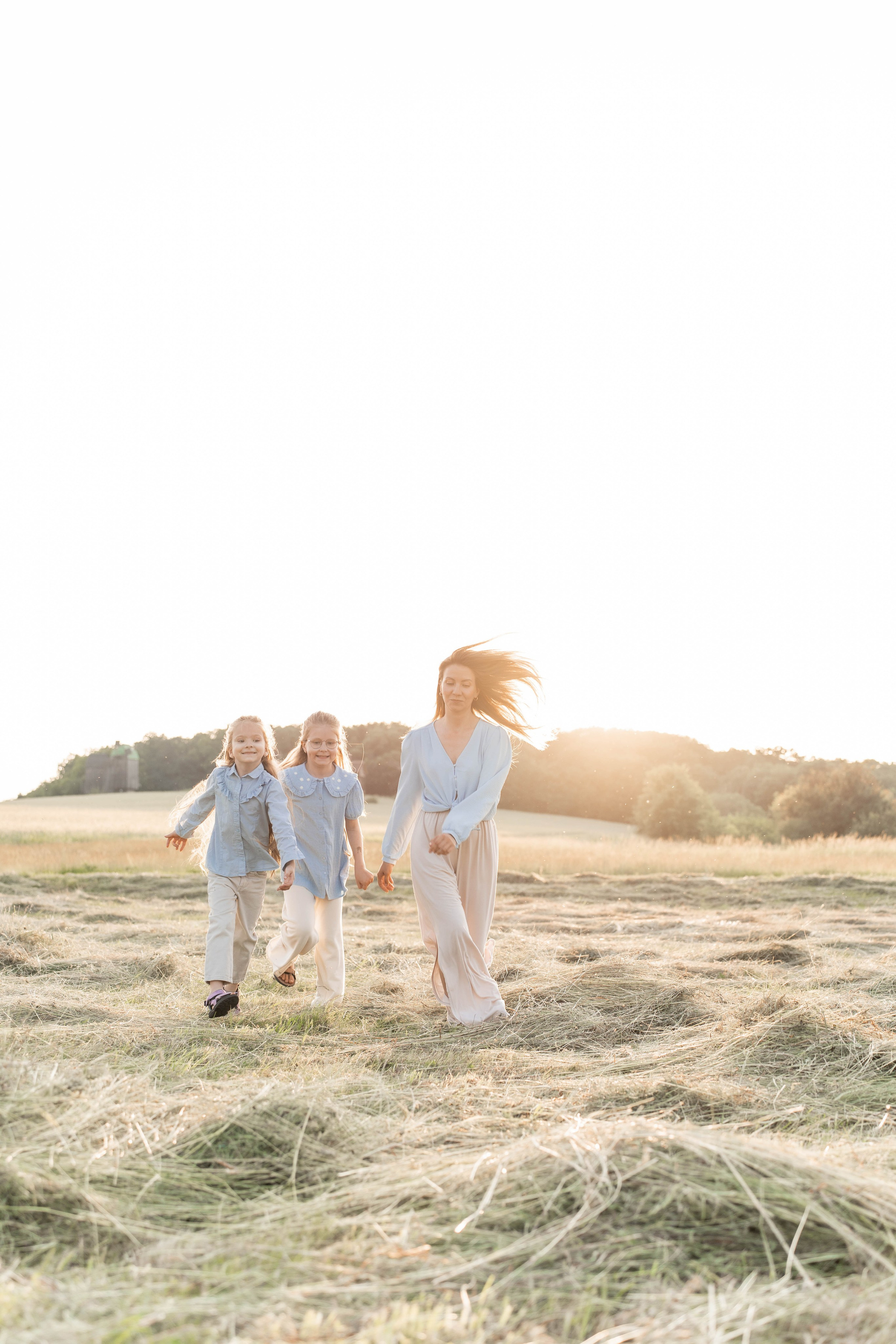 Сімейна фотосесія в Пирогово мами з двома донями. Сімейний фотограф Київ Наталія Шкаврон