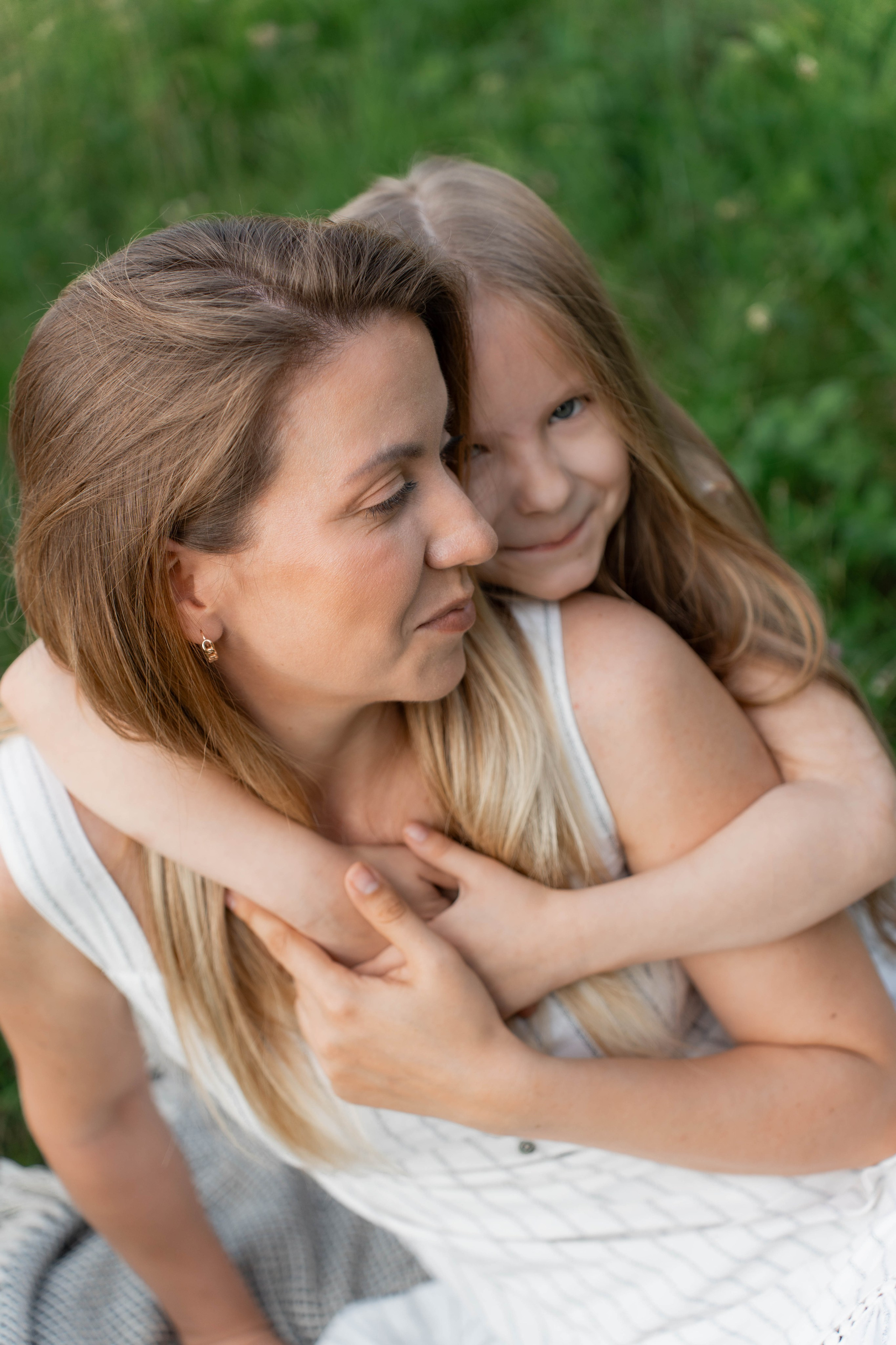 Сімейна фотосесія в Пирогово мами з двома донями. Сімейний фотограф Київ Наталія Шкаврон