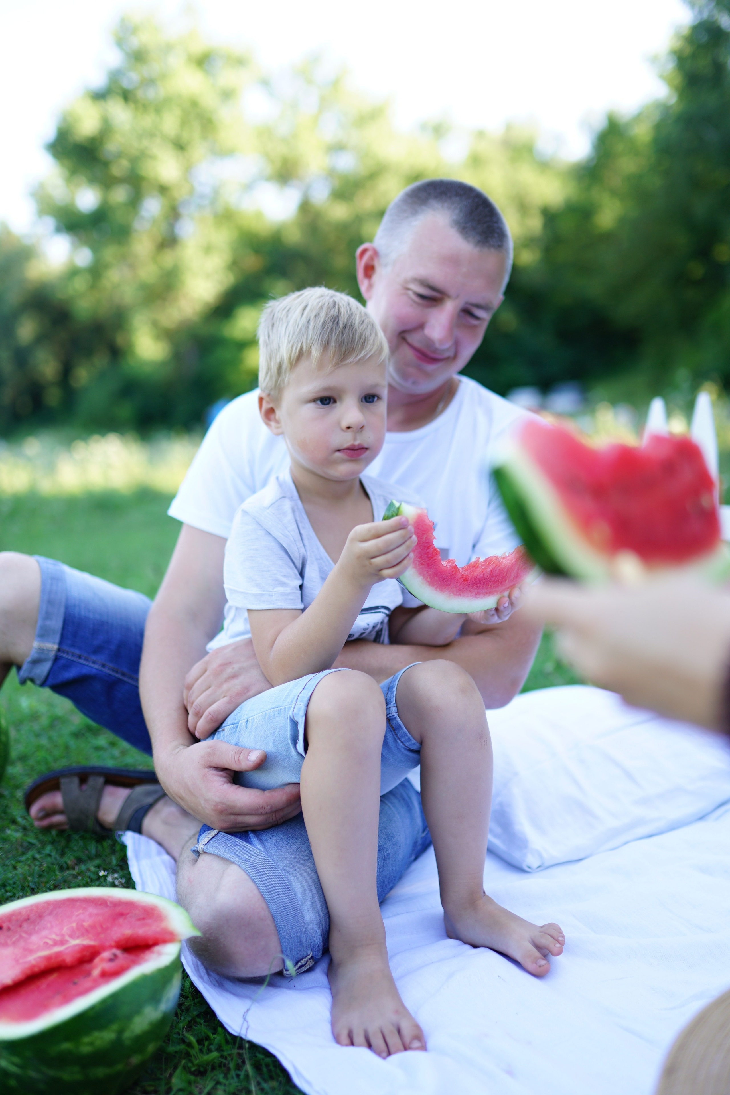 Сімейна фотосесія з кавунами. Family photographer in Kiev Natalia Shkavron