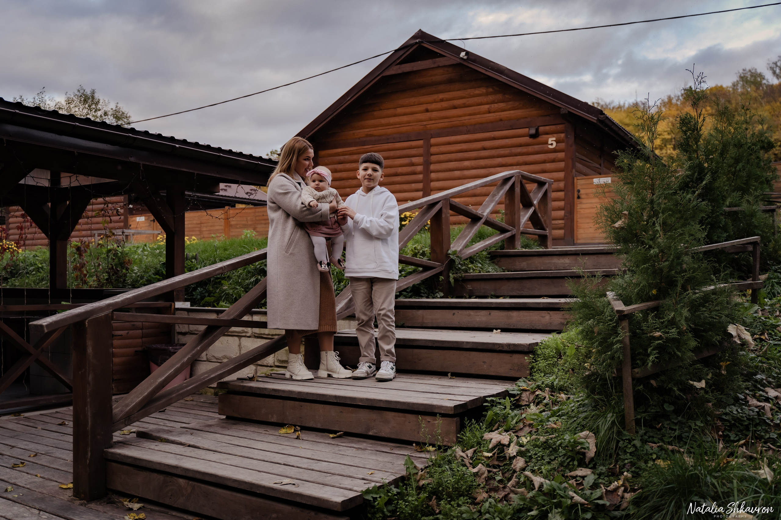 Сімейна фотосесія восени біля води. Family photographer in Kiev Natalia Shkavron