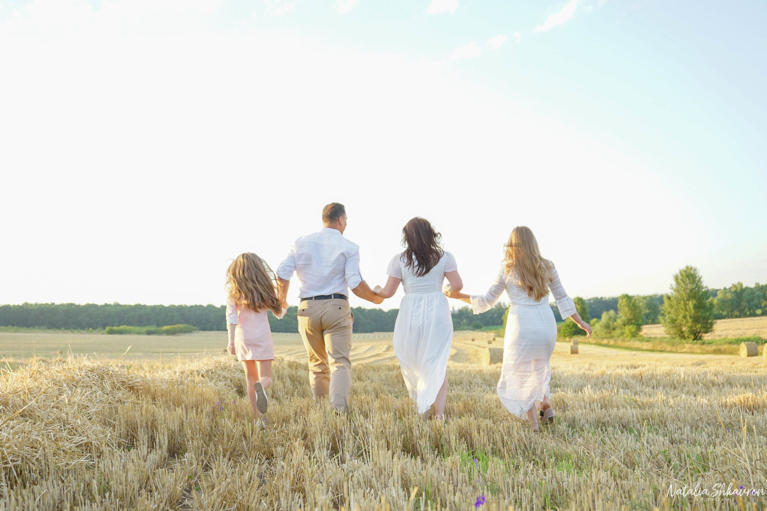 Сімейна фотосесія в полі з рулонами соломи. Сімейний фотограф Київ Наталія Шкаврон