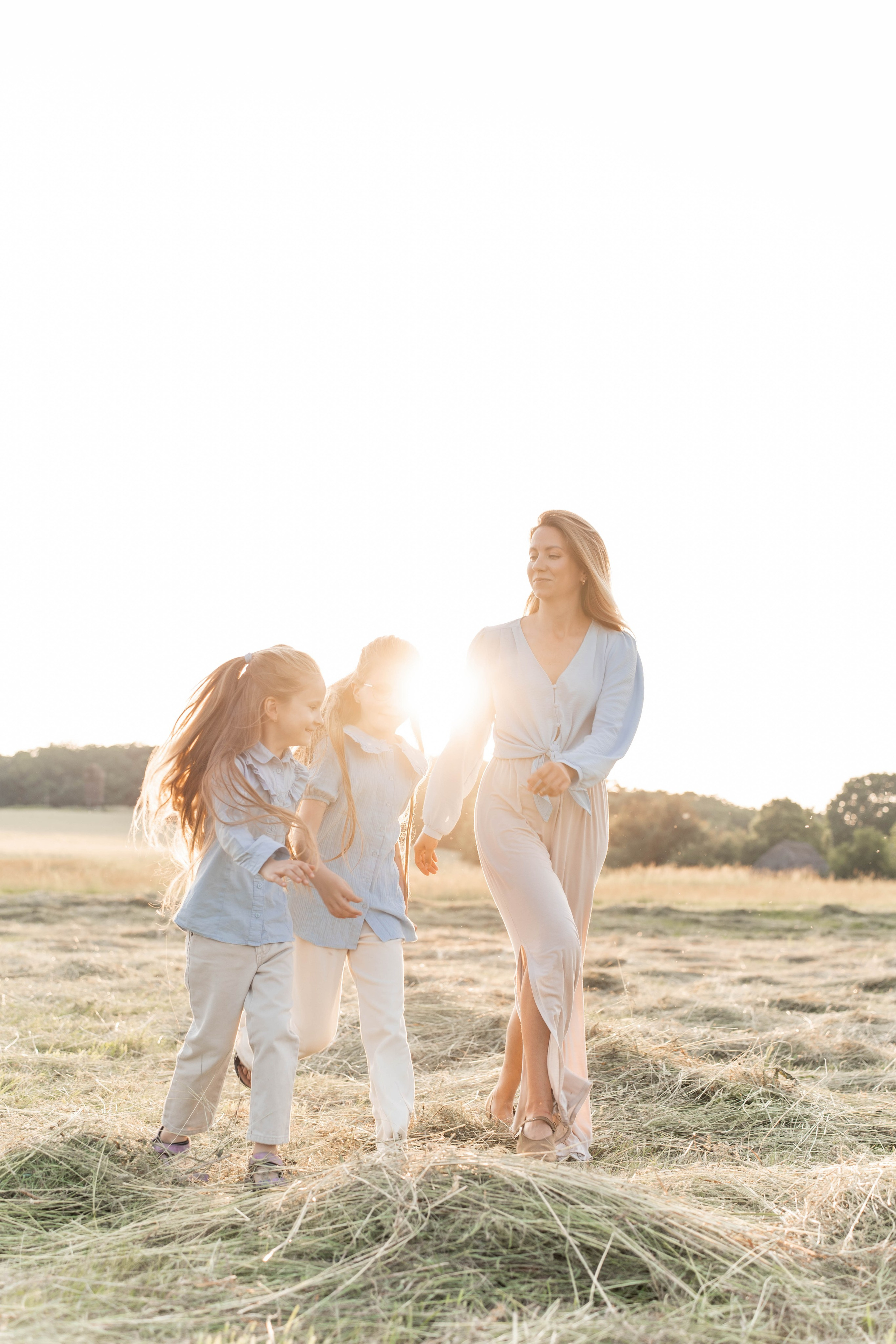 Сімейна фотосесія в Пирогово мами з двома донями. Сімейний фотограф Київ Наталія Шкаврон