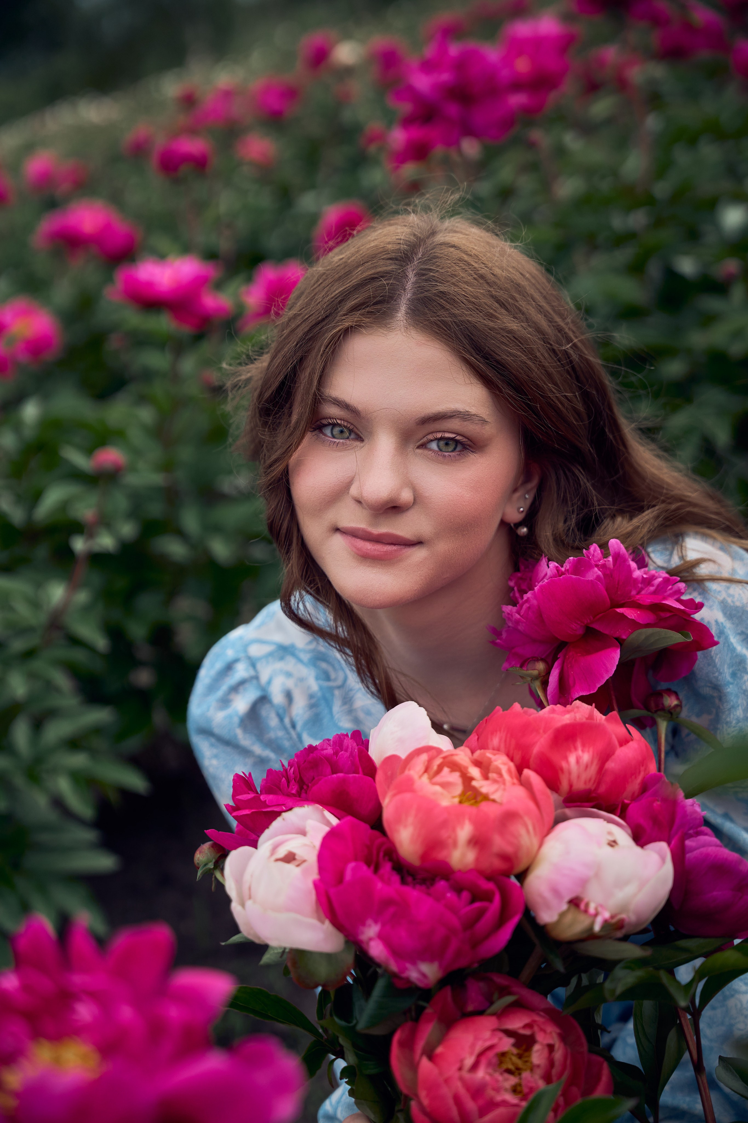 Сімейна фотосесія з піонами у Добропарку. Family photographer in Kiev Natalia Shkavron
