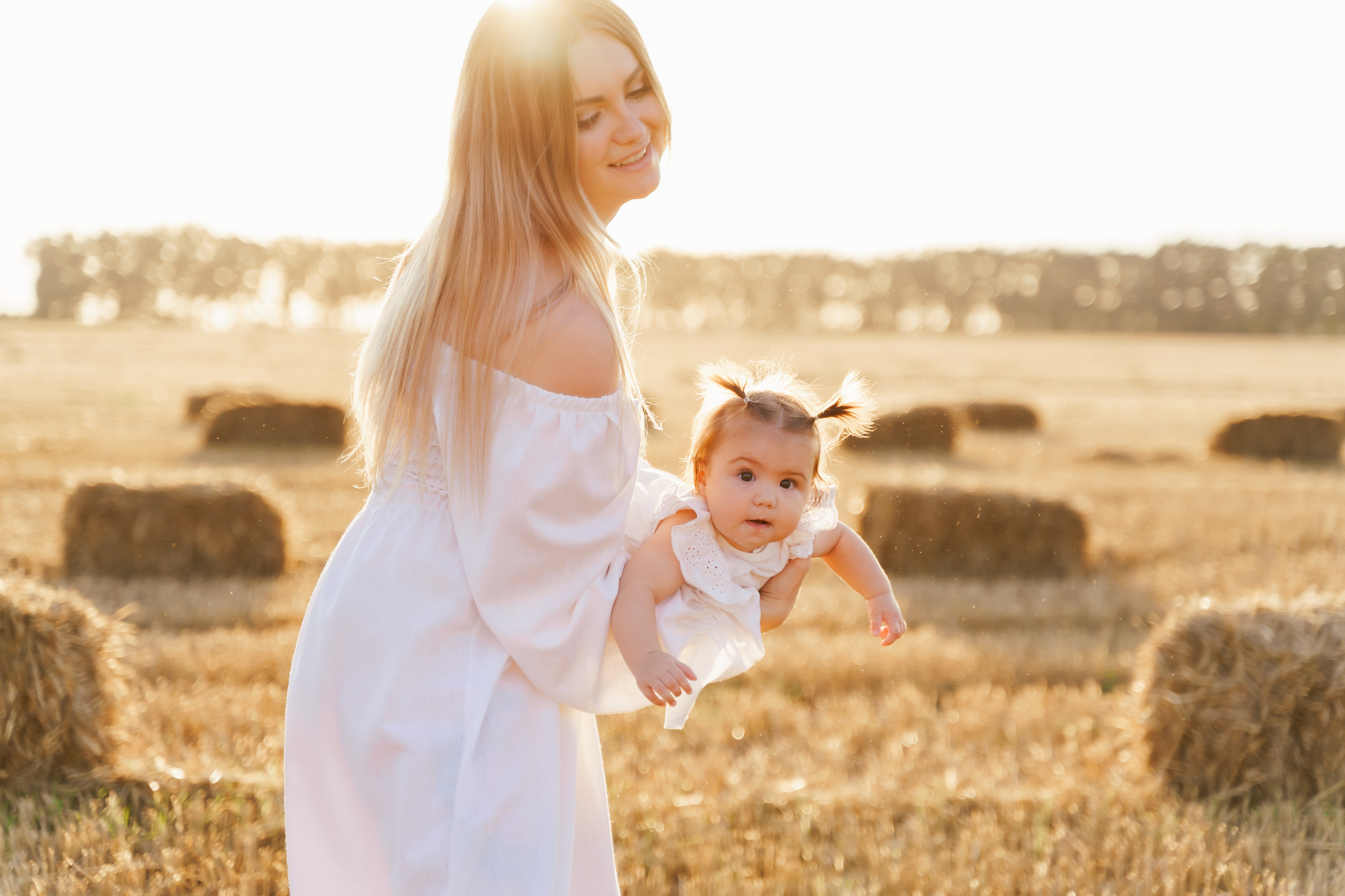 Фотосесія мама та доня в полі з тюками соломи. Сімейний фотограф Київ Наталія Шкаврон
