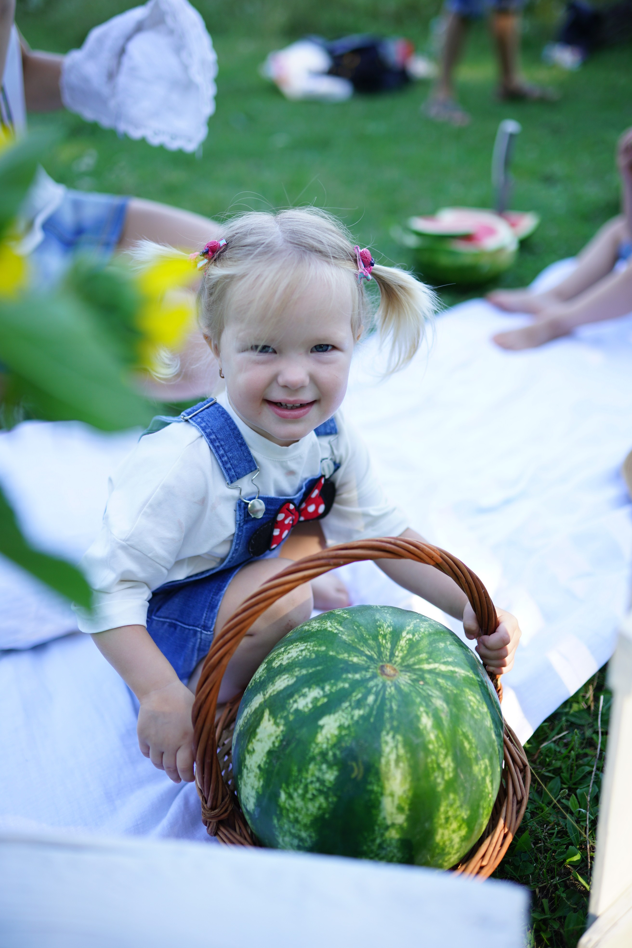 Сімейна фотосесія з кавунами. Family photographer in Kiev Natalia Shkavron