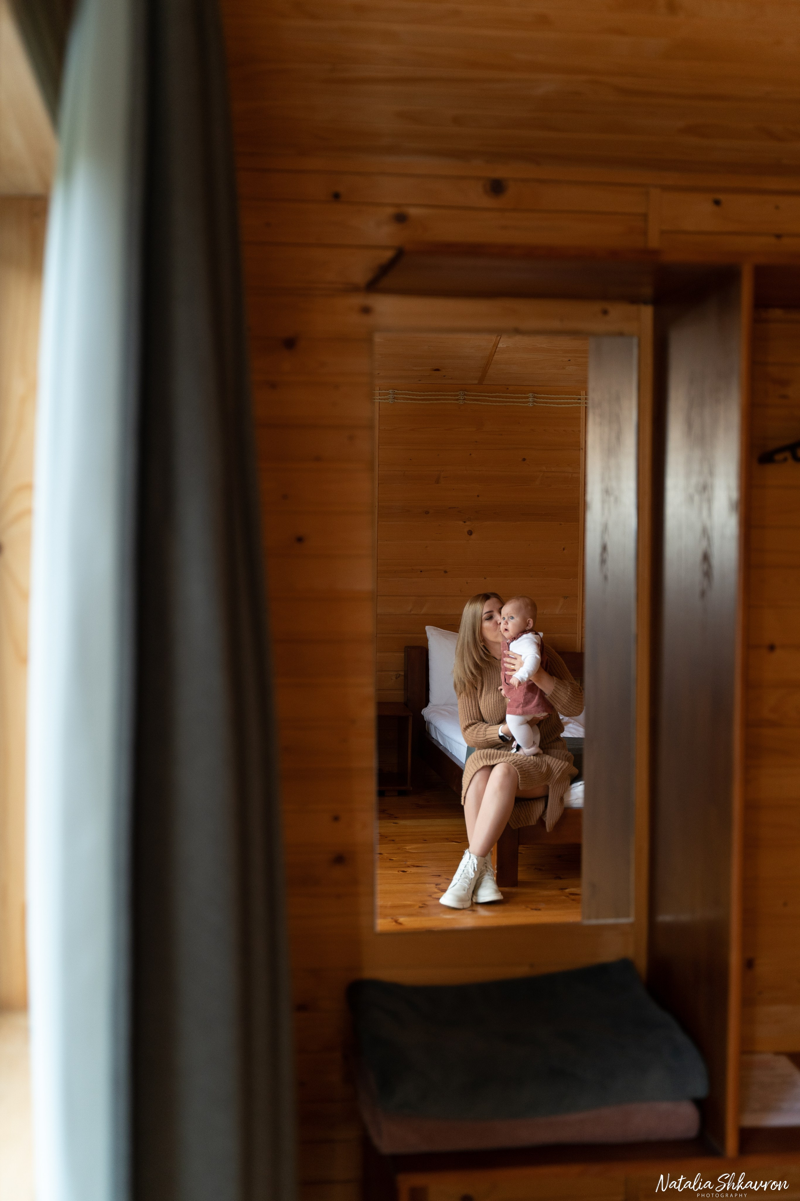 Сімейна фотосесія восени біля води. Family photographer in Kiev Natalia Shkavron