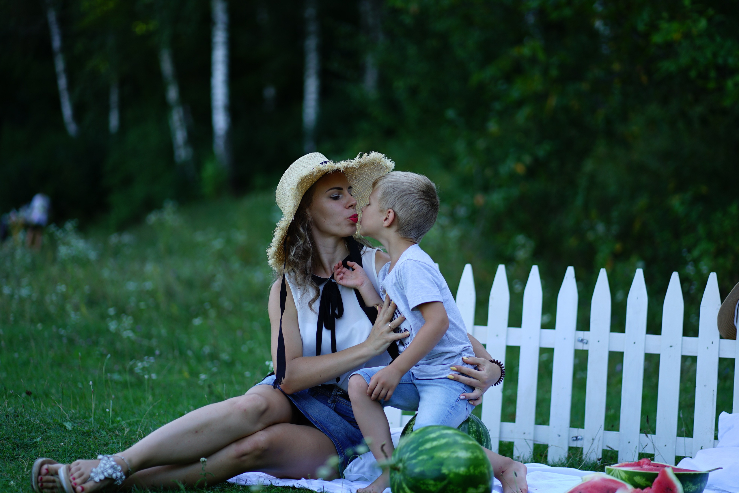 Сімейна фотосесія з кавунами. Family photographer in Kiev Natalia Shkavron