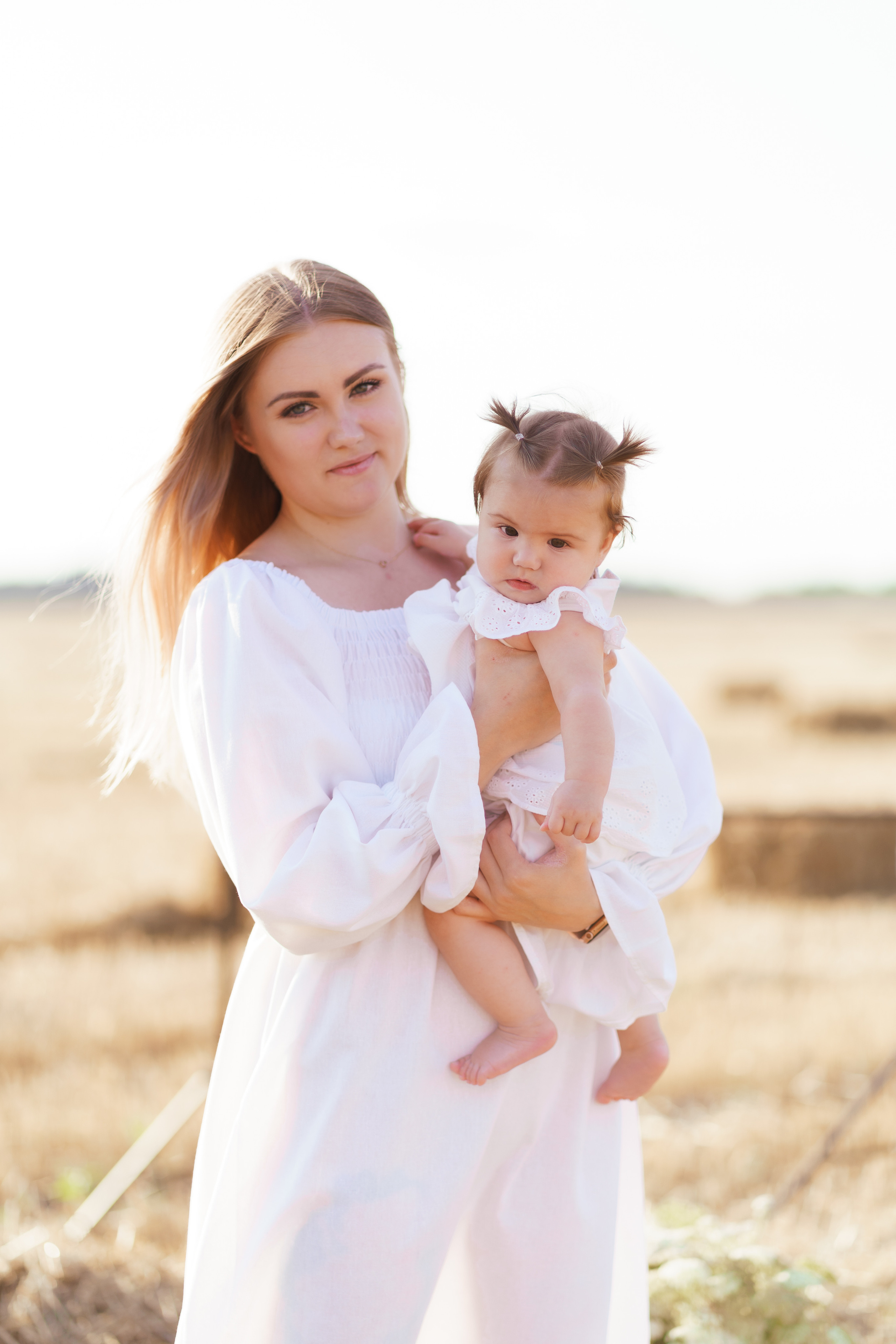 Фотосесія мама та доня в полі з тюками соломи. Сімейний фотограф Київ Наталія Шкаврон