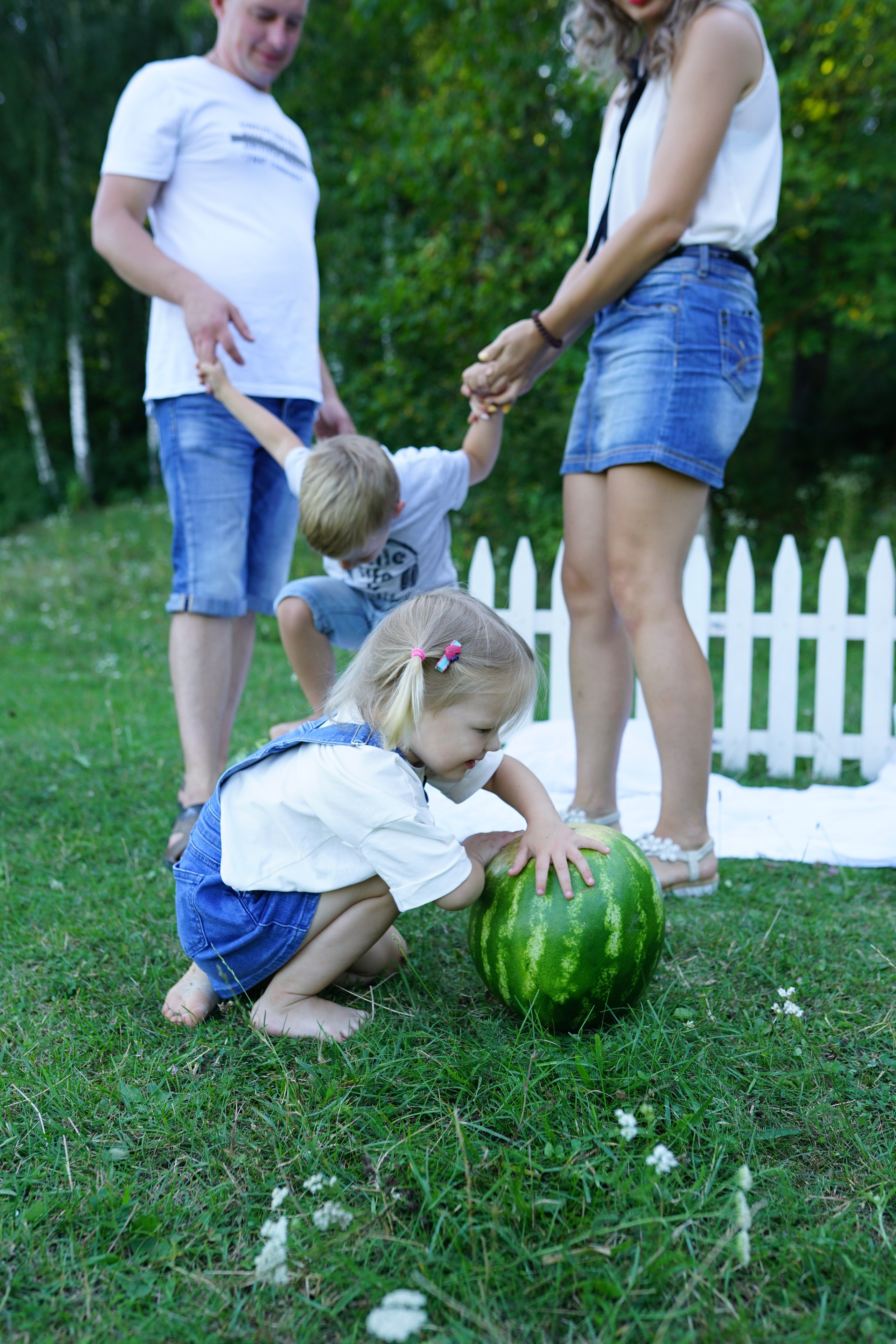 Сімейна фотосесія з кавунами. Family photographer in Kiev Natalia Shkavron