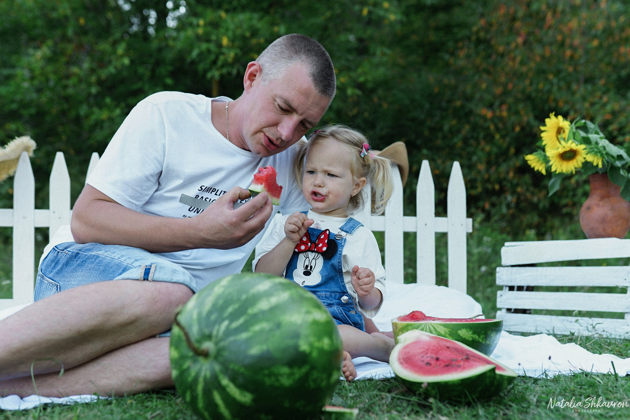 Сімейна фотосесія з кавунами. Family photographer in Kiev Natalia Shkavron
