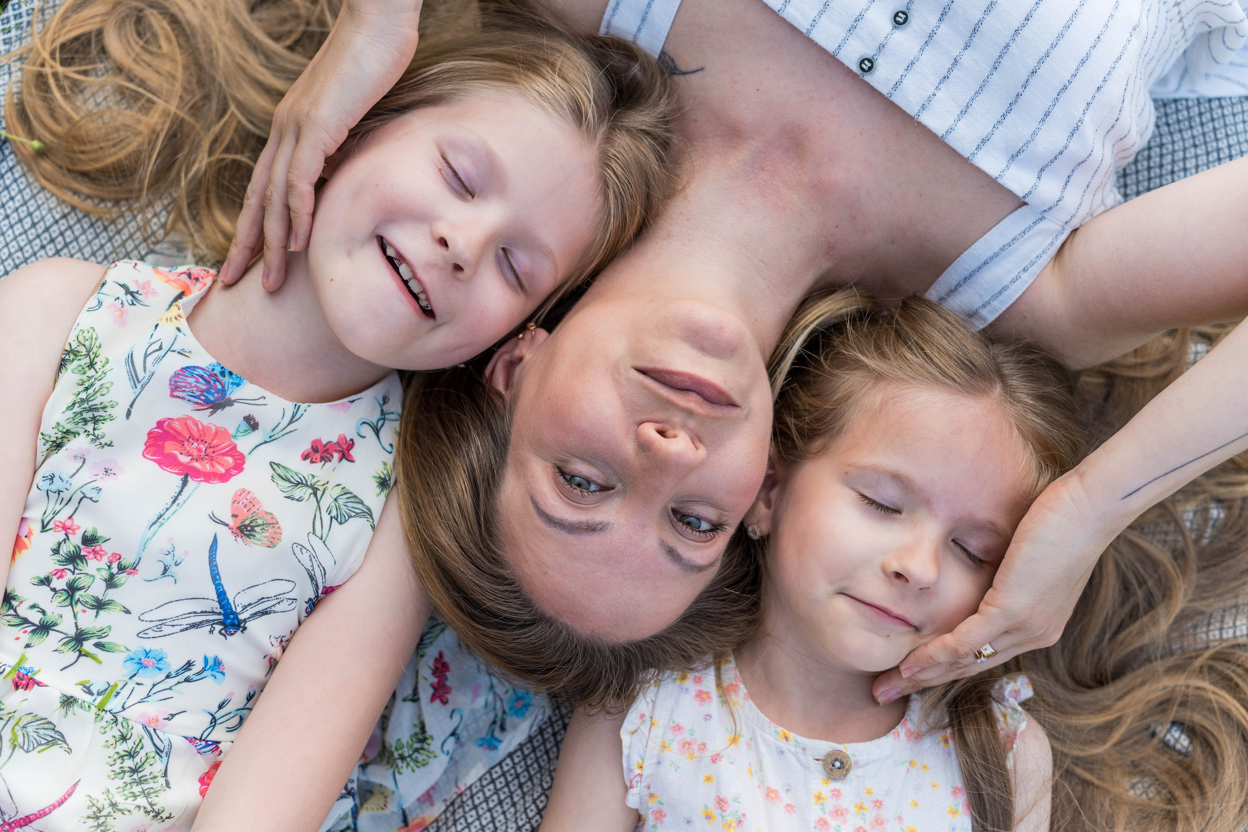 Сімейна фотосесія в Пирогово мами з двома донями. Сімейний фотограф Київ Наталія Шкаврон