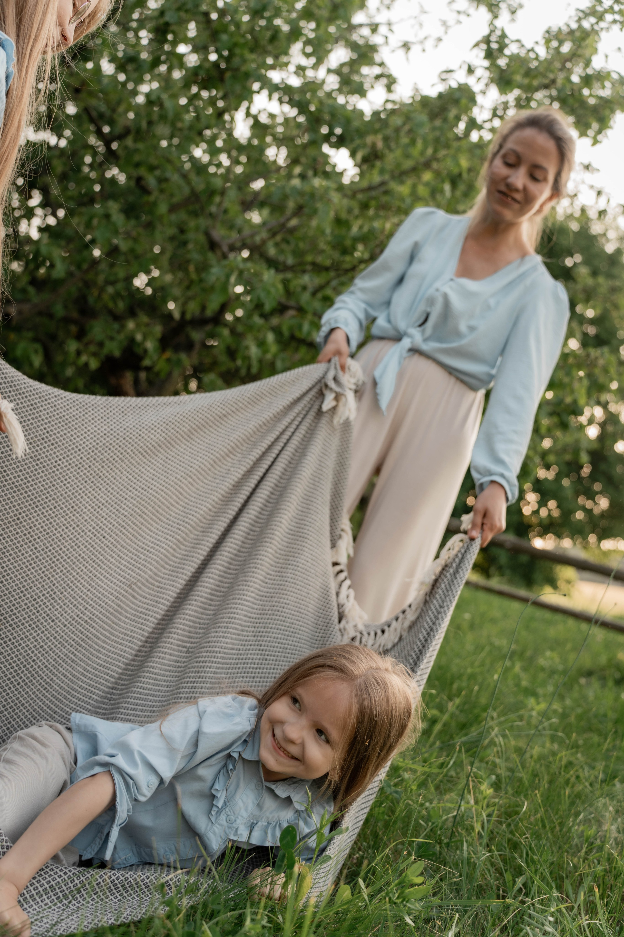 Сімейна фотосесія в Пирогово мами з двома донями. Сімейний фотограф Київ Наталія Шкаврон