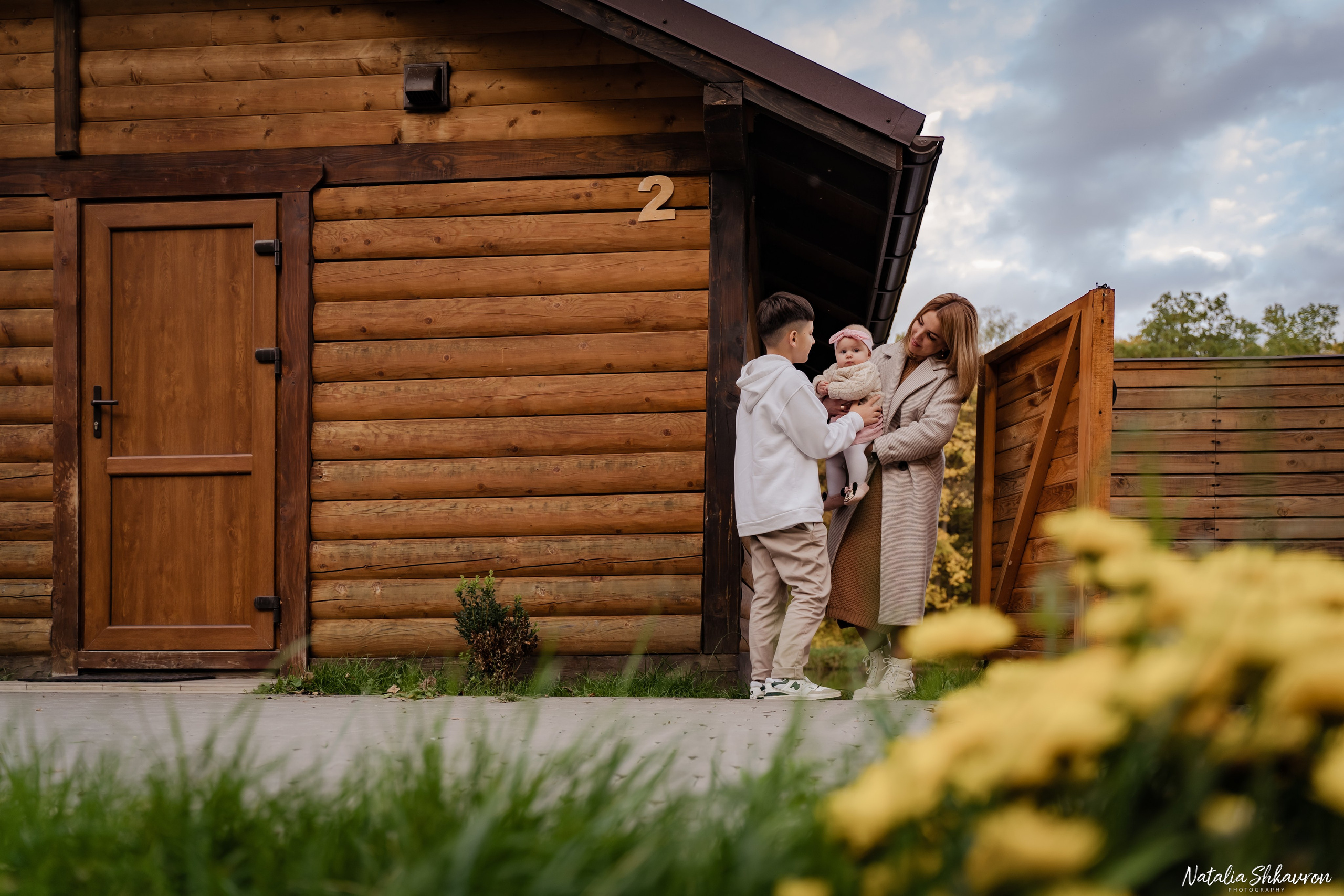Сімейна фотосесія восени біля води. Family photographer in Kiev Natalia Shkavron