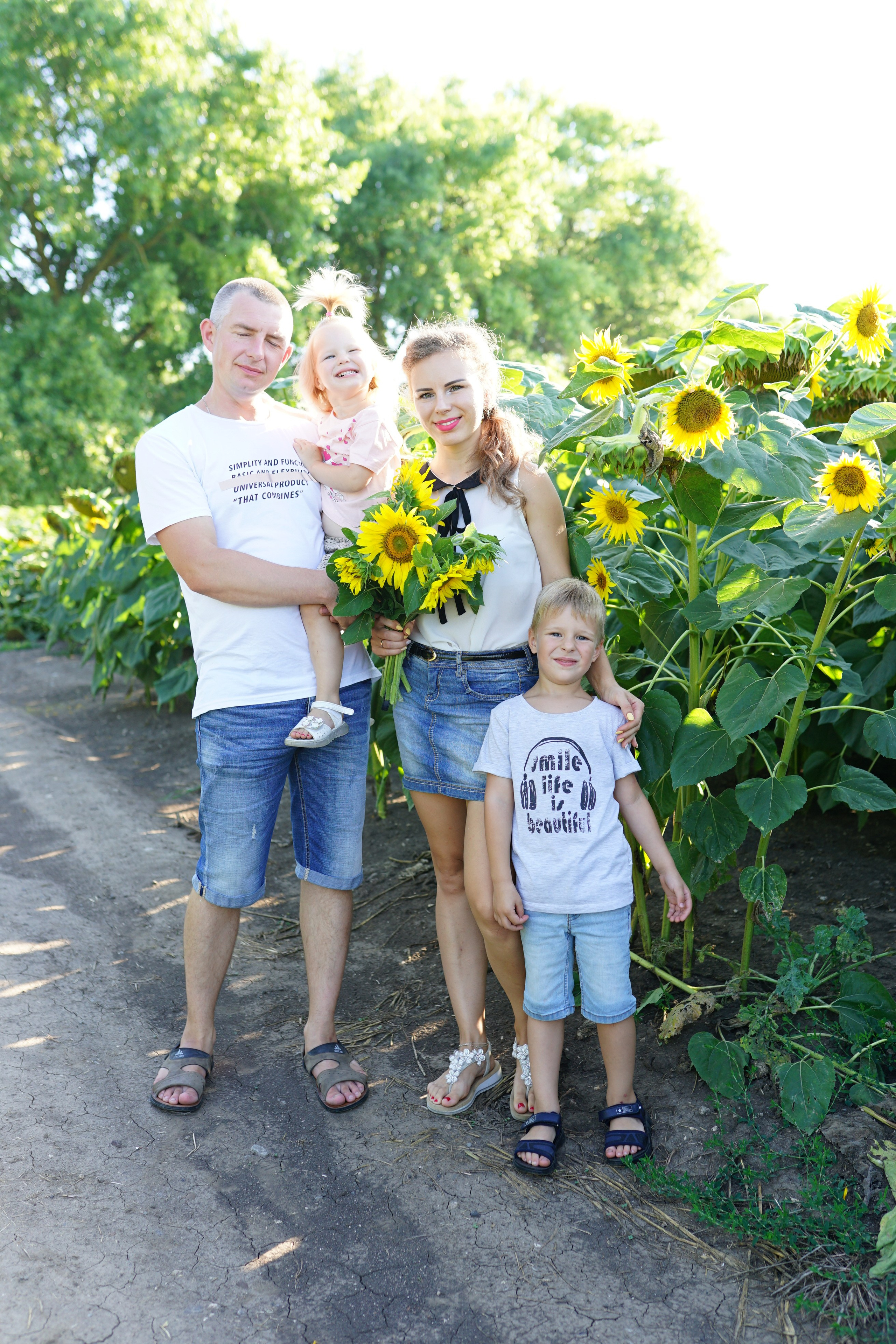 Сімейна фотосесія з кавунами. Family photographer in Kiev Natalia Shkavron