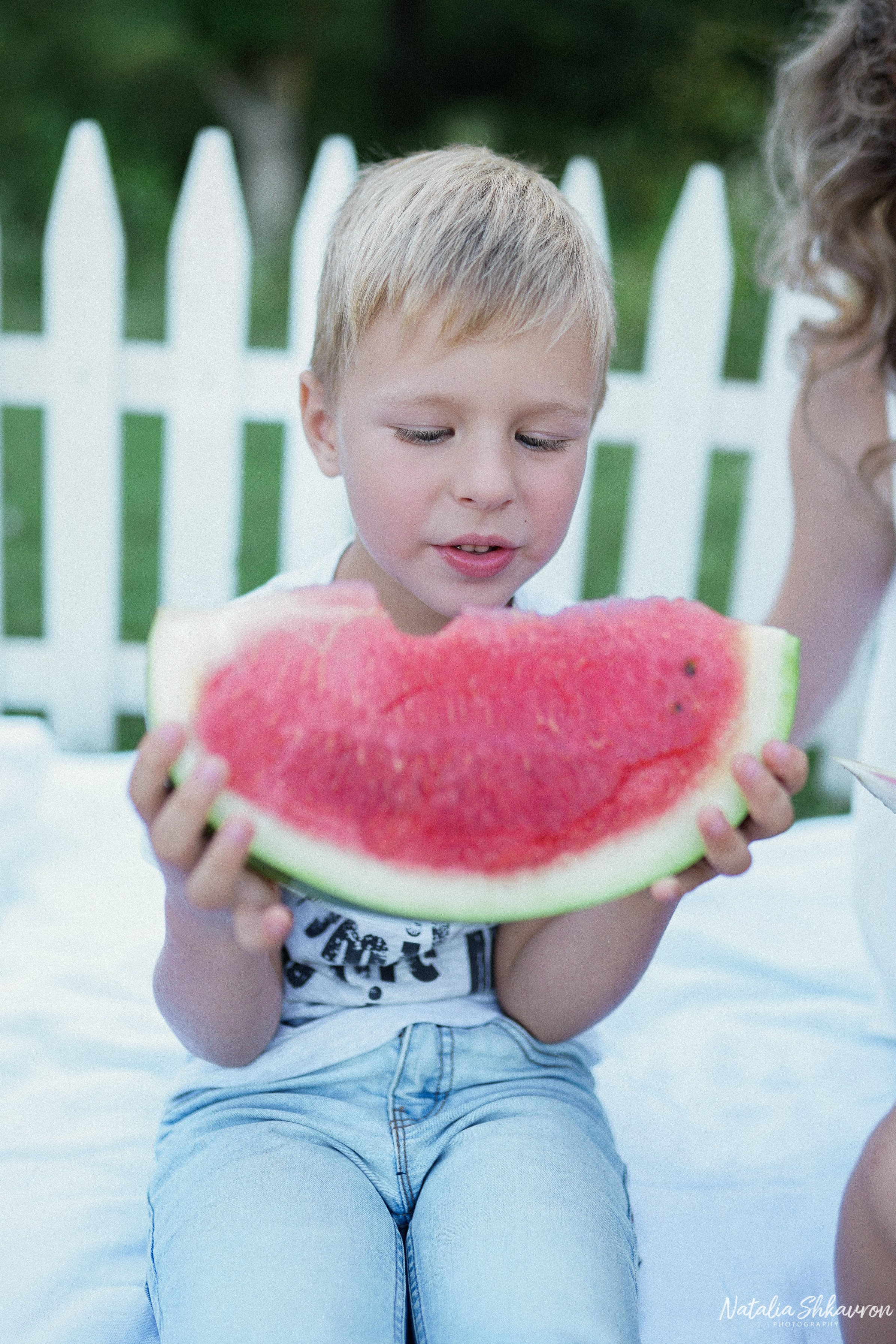 Сімейна фотосесія з кавунами. Family photographer in Kiev Natalia Shkavron