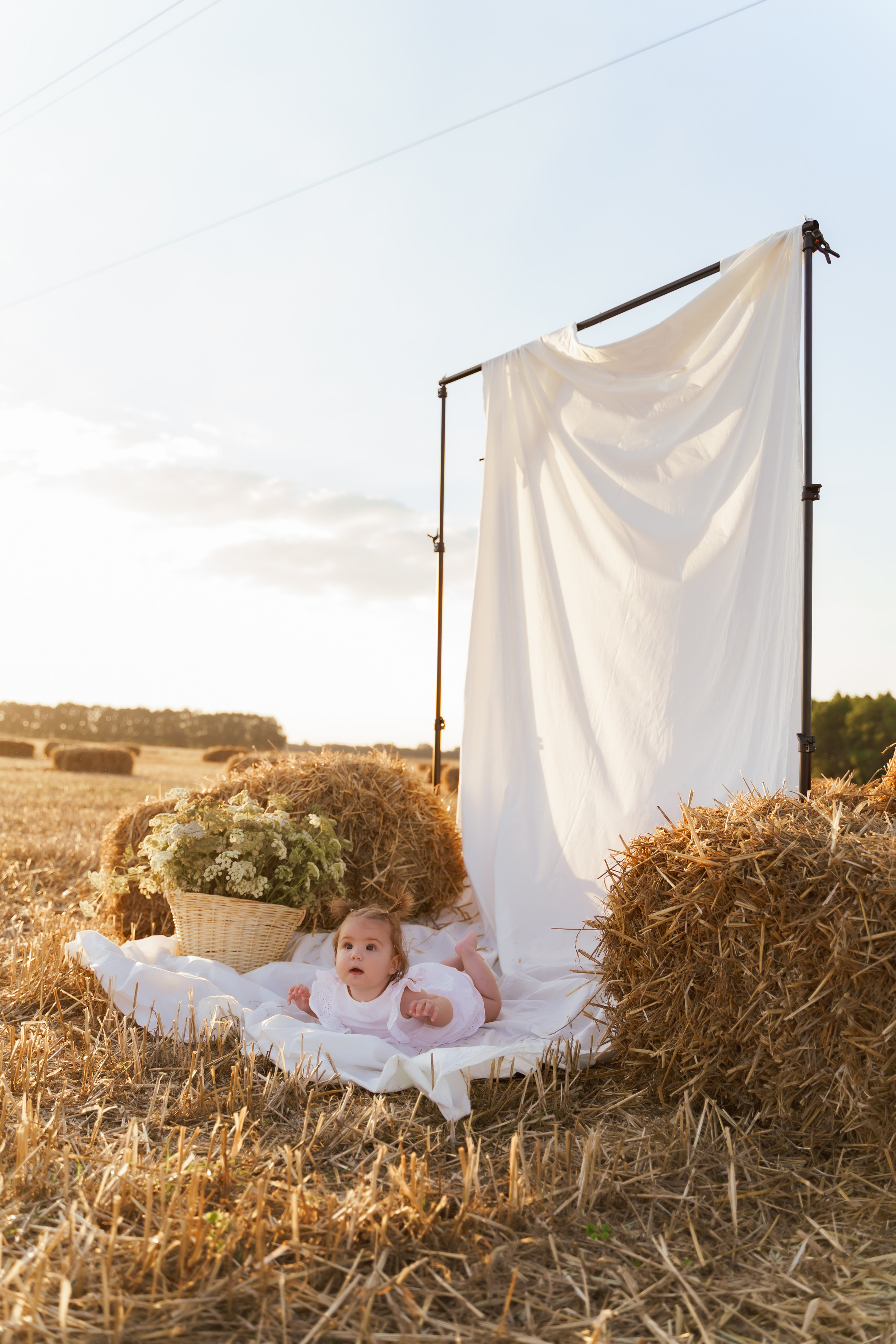 Фотосесія мама та доня в полі з тюками соломи. Сімейний фотограф Київ Наталія Шкаврон