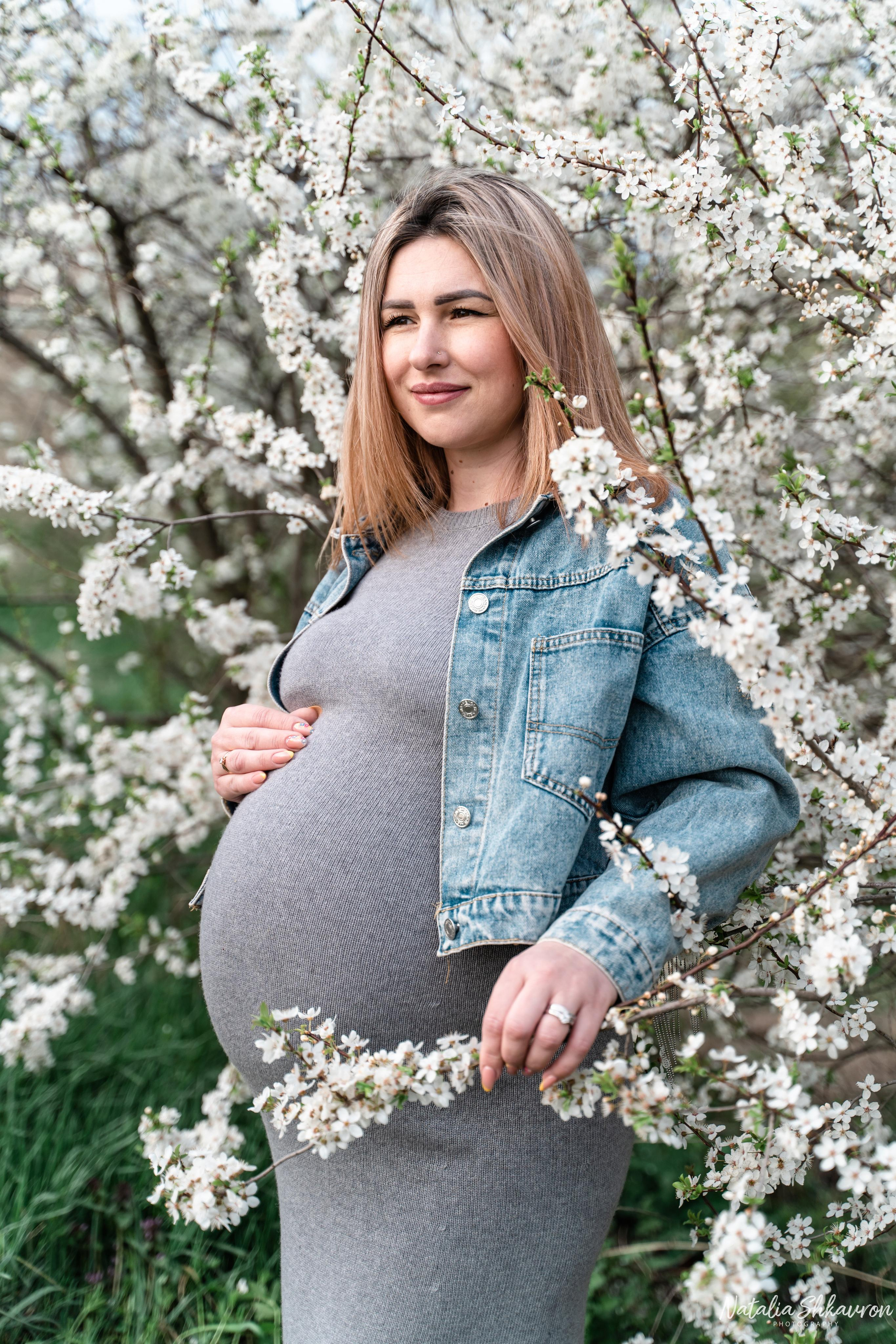 Фотосесія вагітностіу в квітучих садах. Сімейний фотограф Київ Наталія Шкаврон