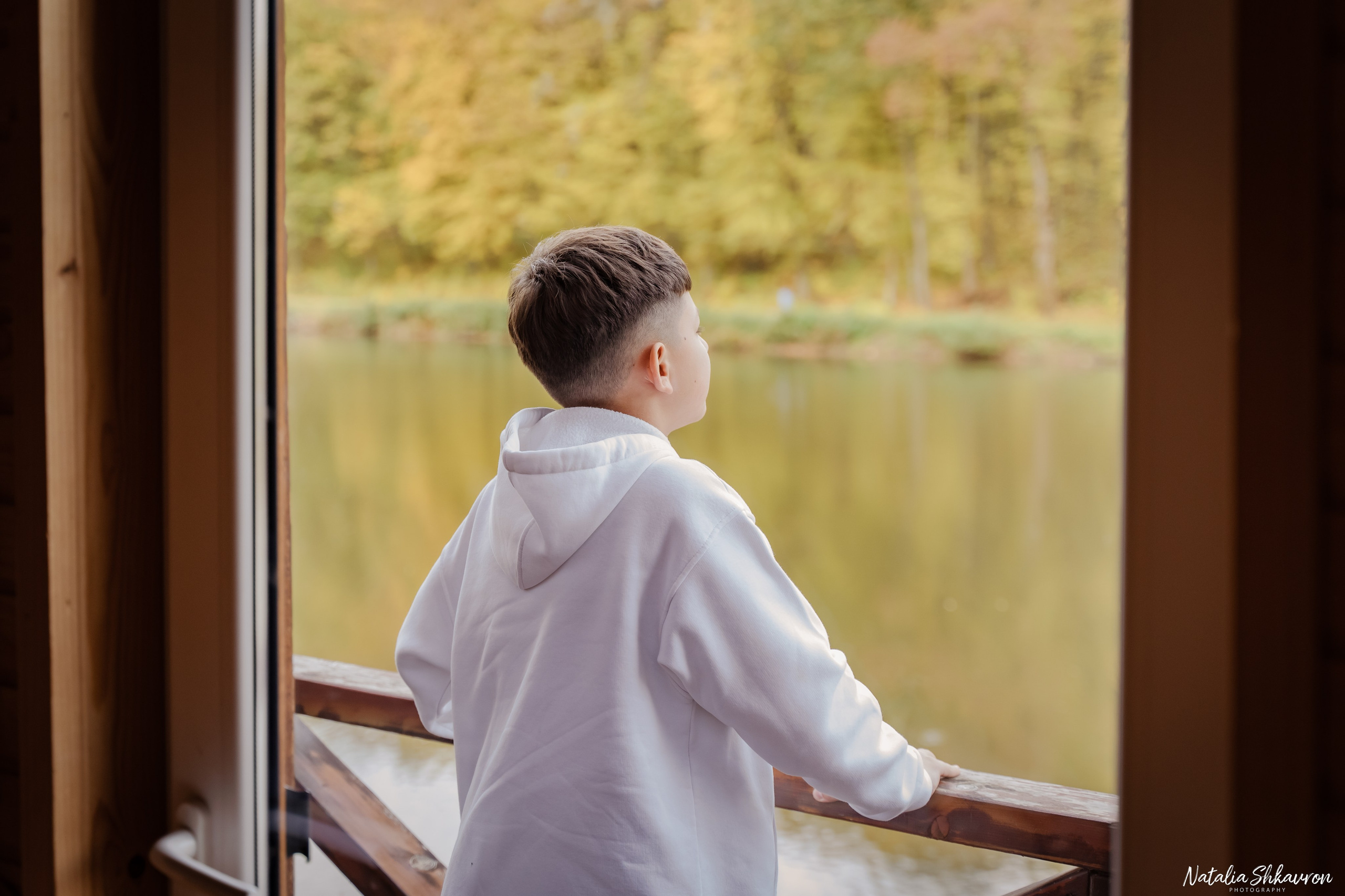 Сімейна фотосесія восени біля води. Family photographer in Kiev Natalia Shkavron