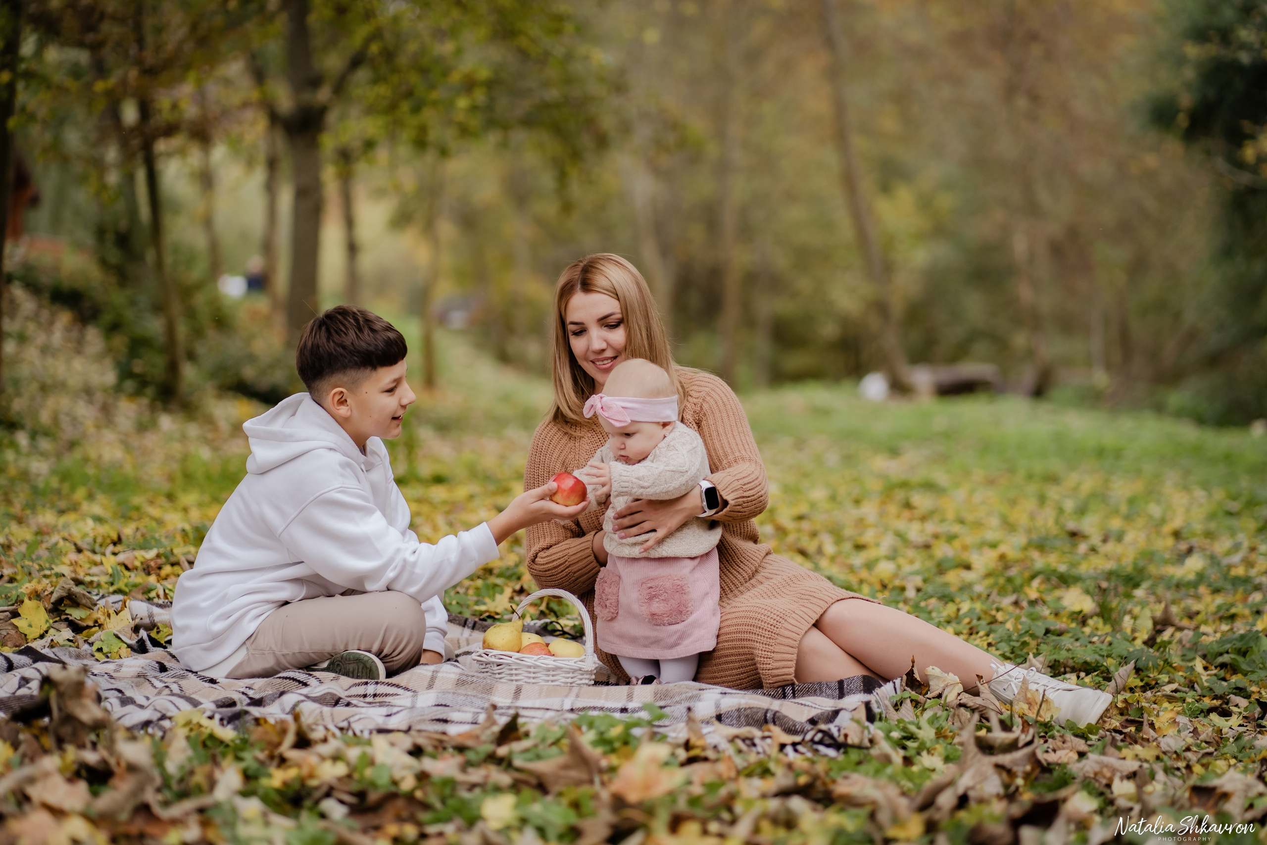 Сімейна фотосесія восени біля води. Family photographer in Kiev Natalia Shkavron