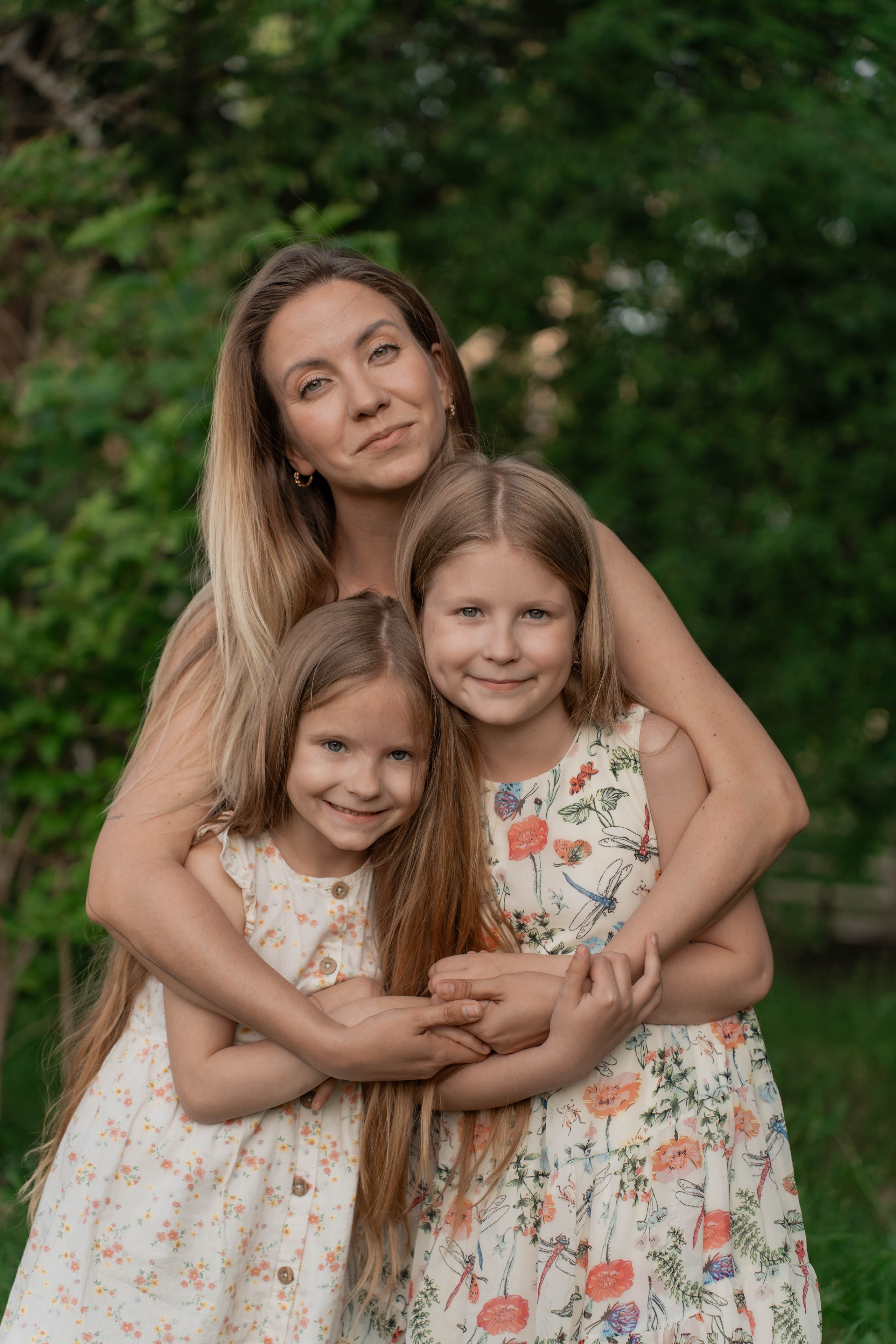 Сімейна фотосесія в Пирогово мами з двома донями. Сімейний фотограф Київ Наталія Шкаврон