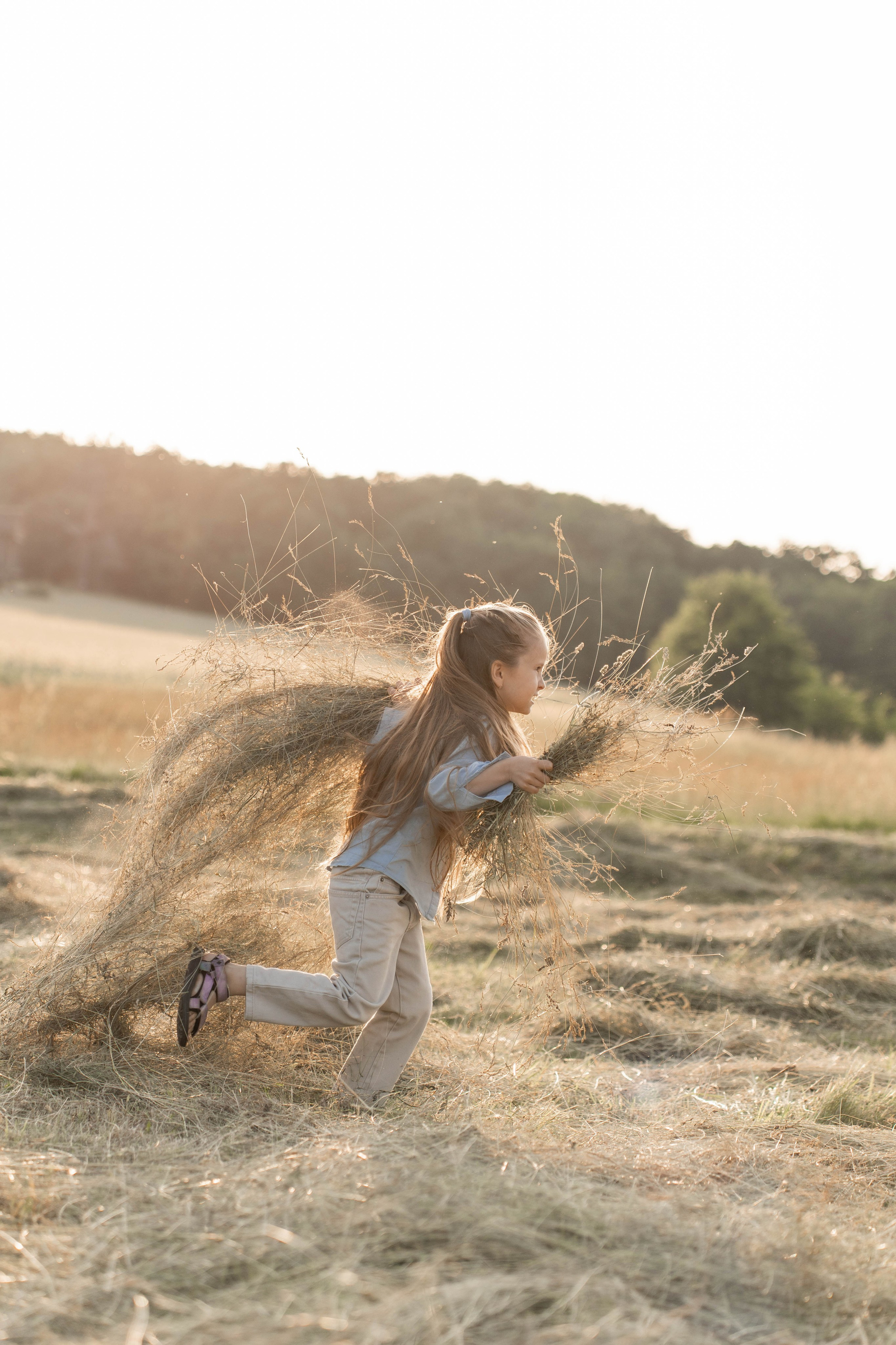Сімейна фотосесія в Пирогово мами з двома донями. Сімейний фотограф Київ Наталія Шкаврон