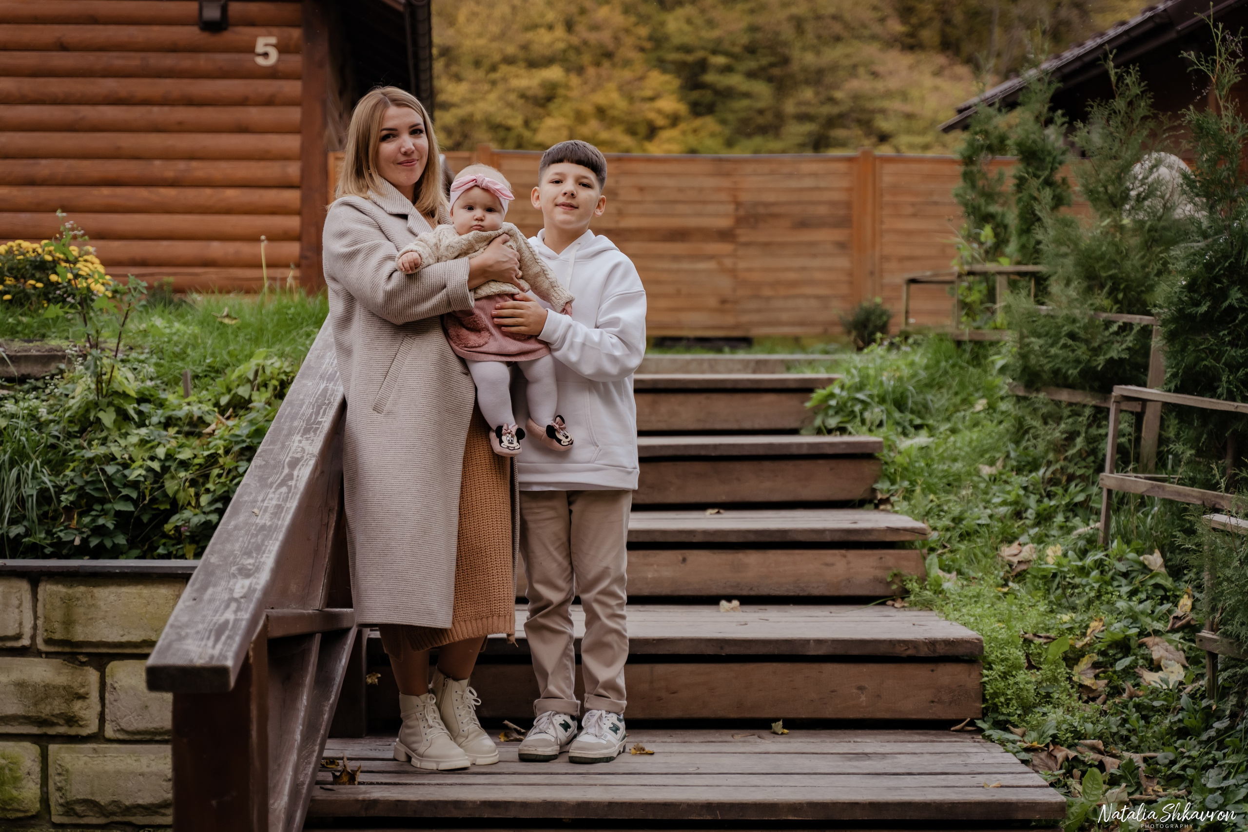 Сімейна фотосесія восени біля води. Family photographer in Kiev Natalia Shkavron