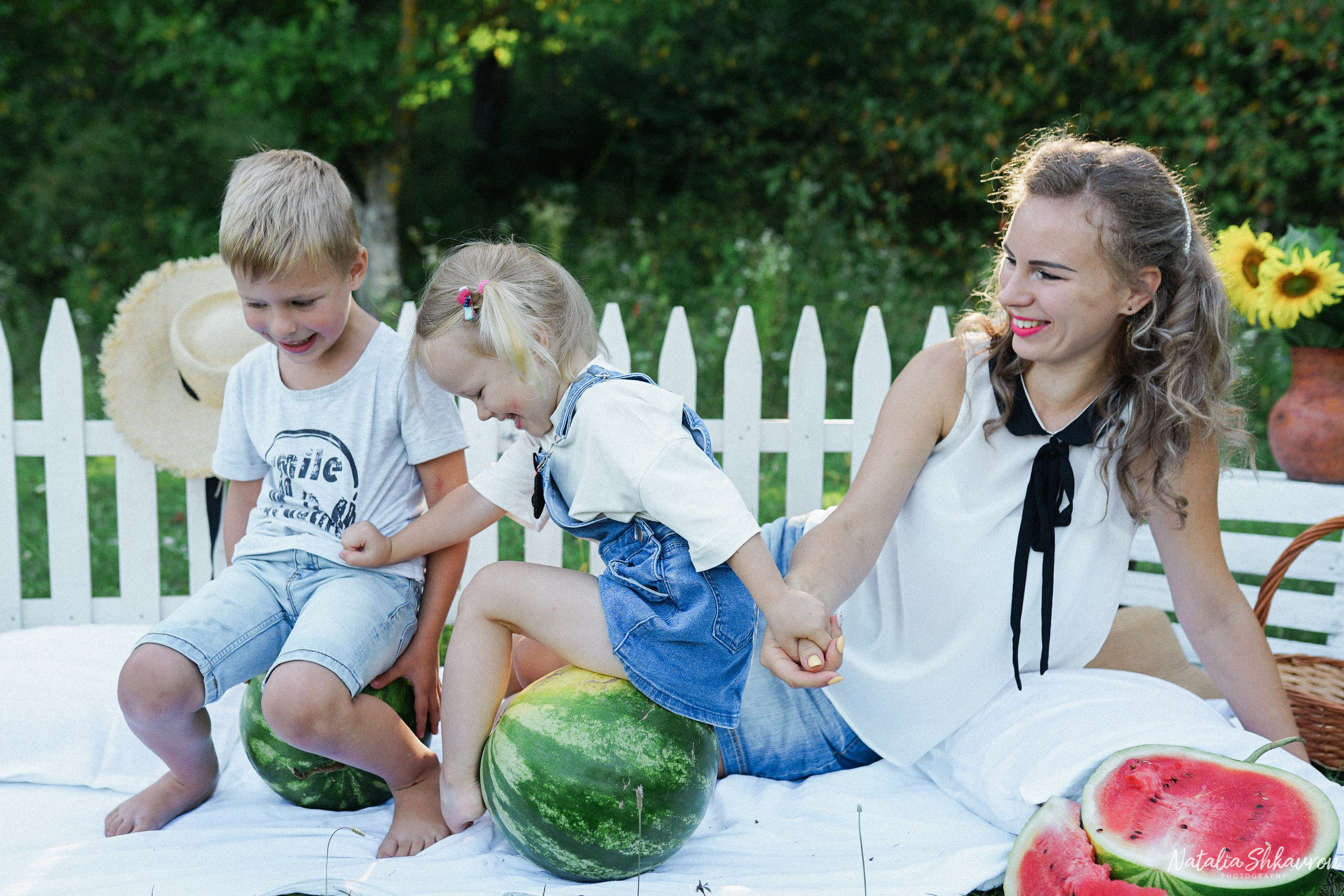 Сімейна фотосесія з кавунами. Family photographer in Kiev Natalia Shkavron