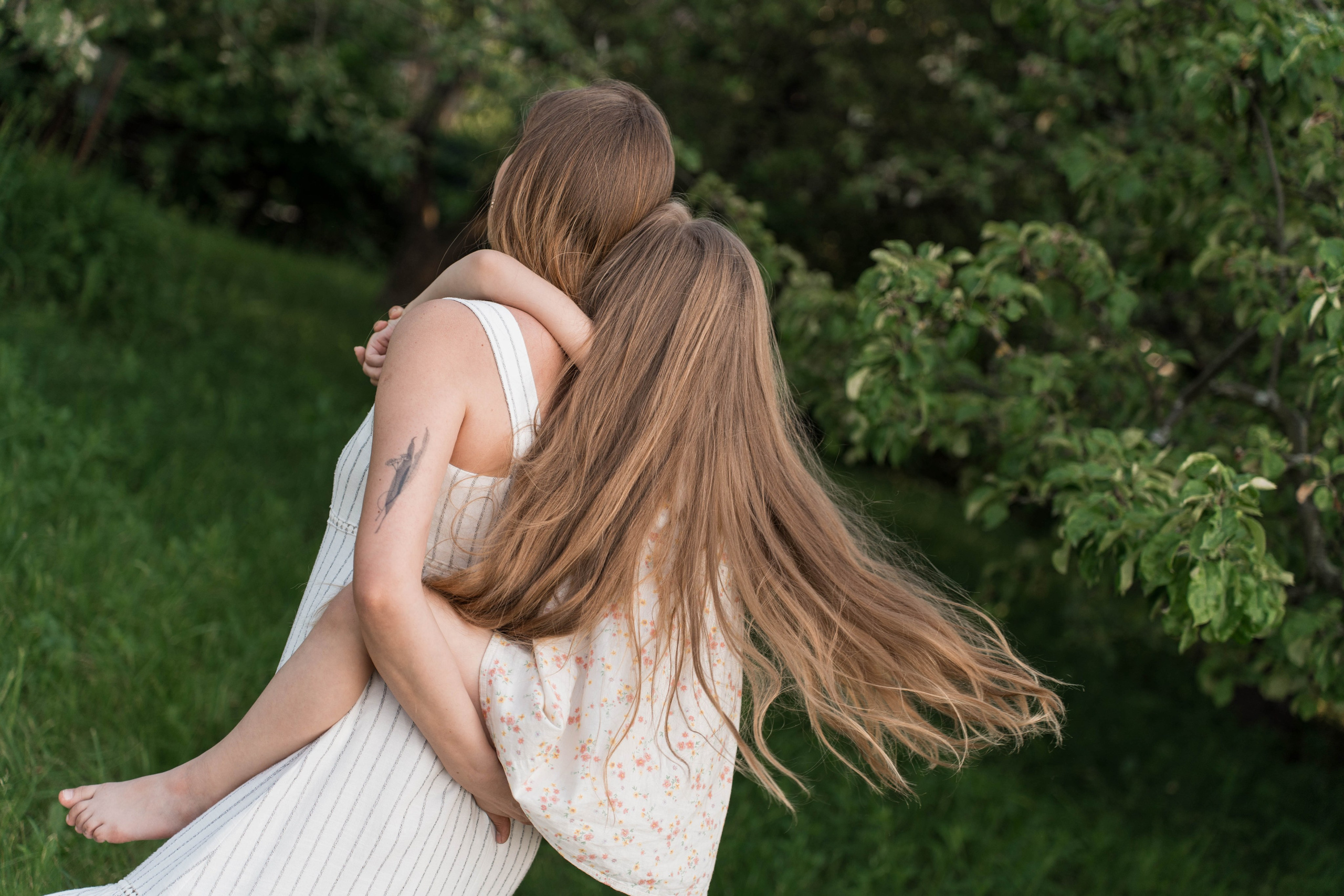 Сімейна фотосесія в Пирогово мами з двома донями. Сімейний фотограф Київ Наталія Шкаврон