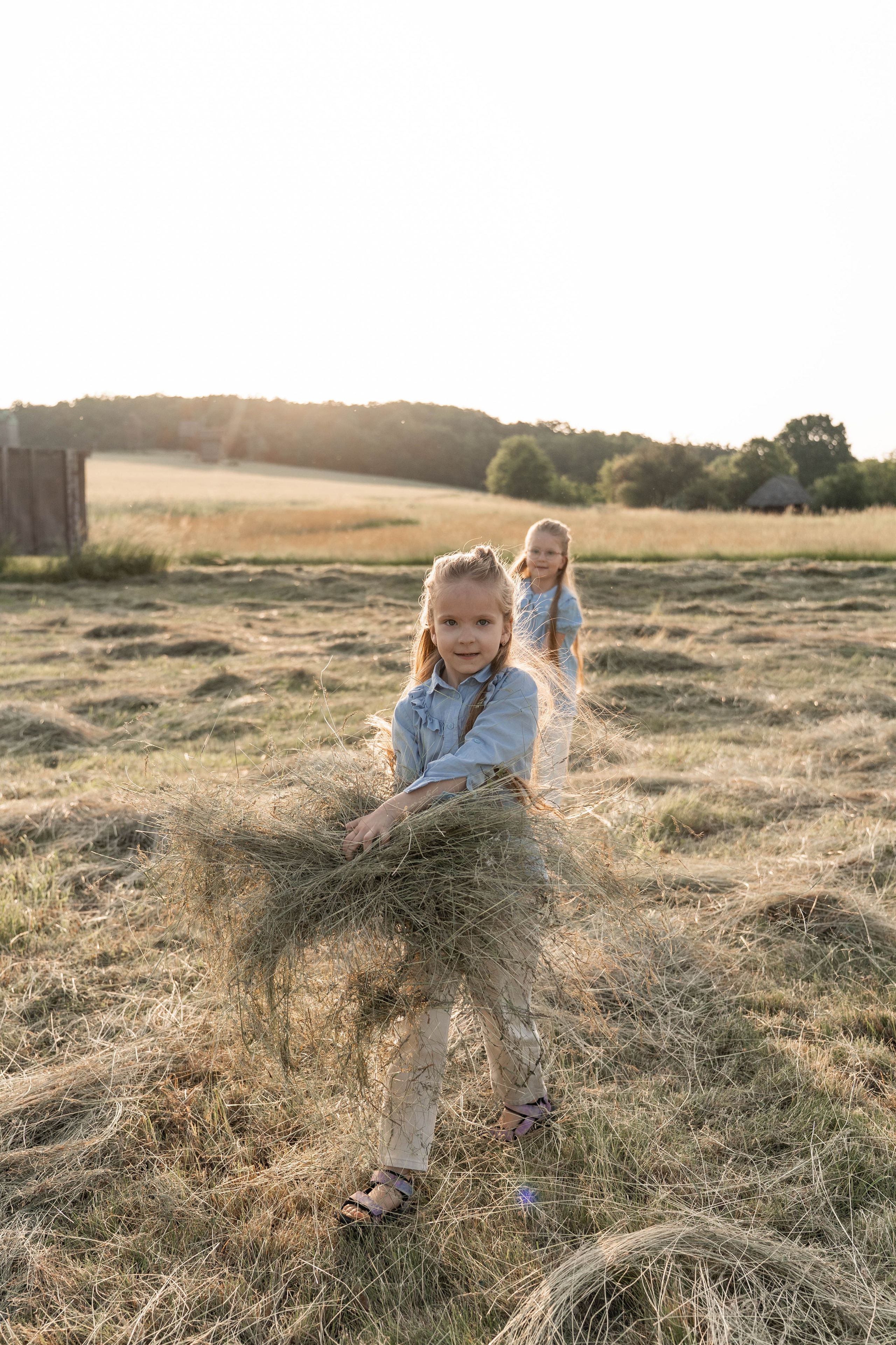 Сімейна фотосесія в Пирогово мами з двома донями. Сімейний фотограф Київ Наталія Шкаврон