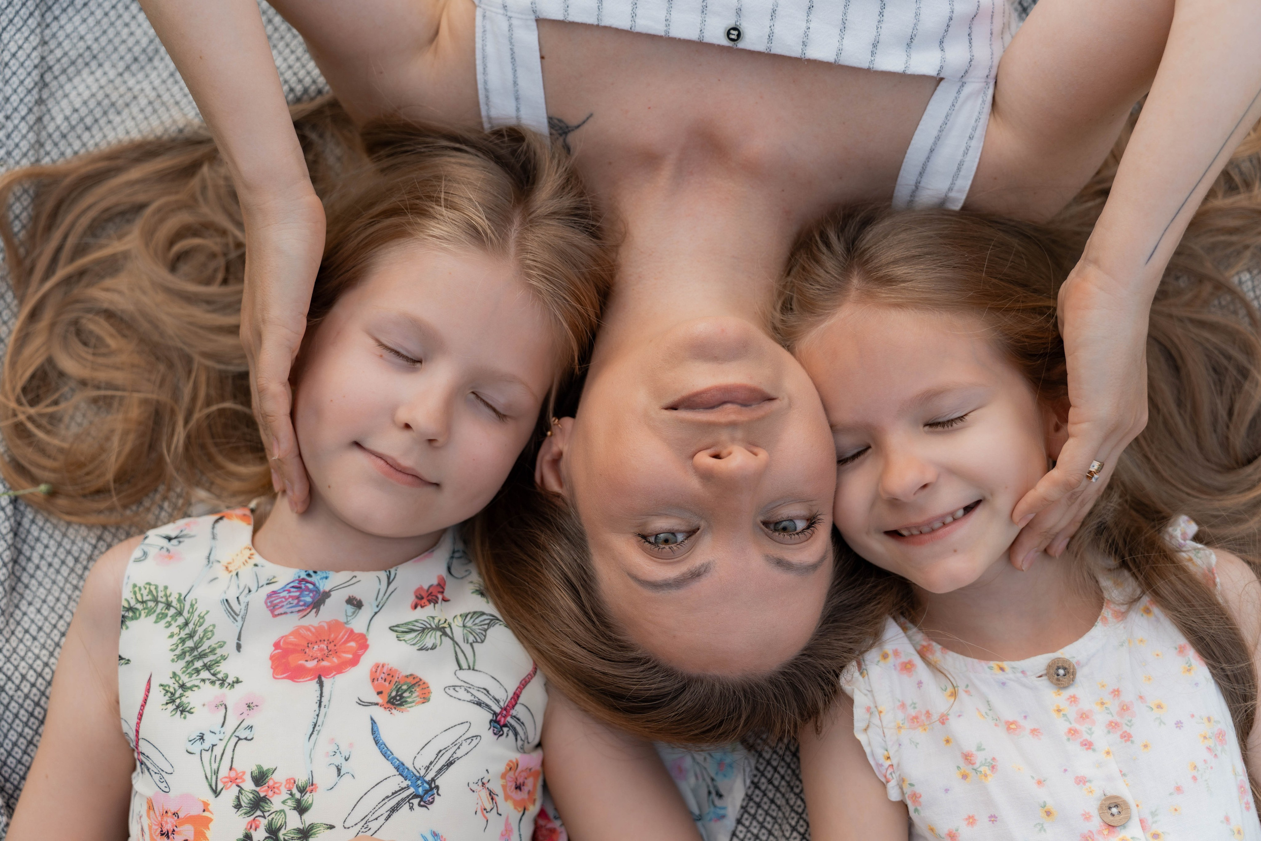 Сімейна фотосесія в Пирогово мами з двома донями. Сімейний фотограф Київ Наталія Шкаврон