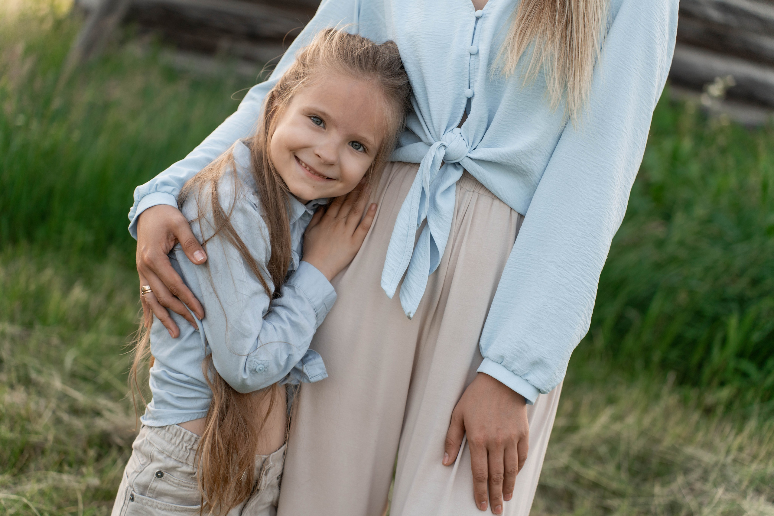 Сімейна фотосесія в Пирогово мами з двома донями. Сімейний фотограф Київ Наталія Шкаврон