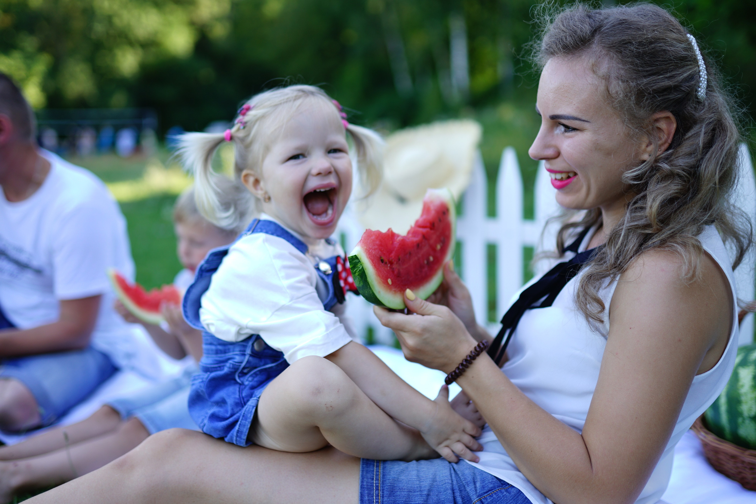 Сімейна фотосесія з кавунами. Family photographer in Kiev Natalia Shkavron