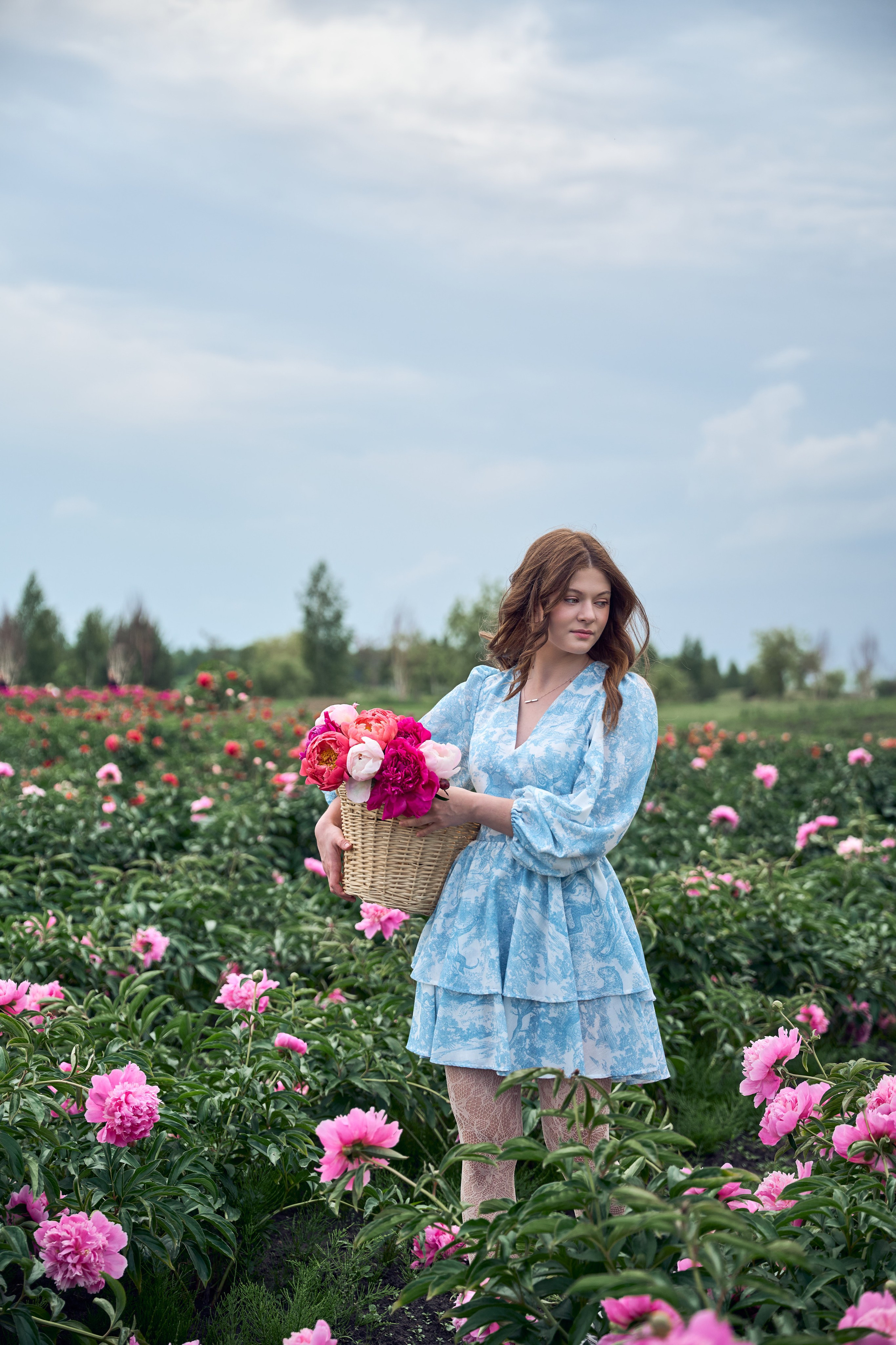 Сімейна фотосесія з піонами у Добропарку. Family photographer in Kiev Natalia Shkavron