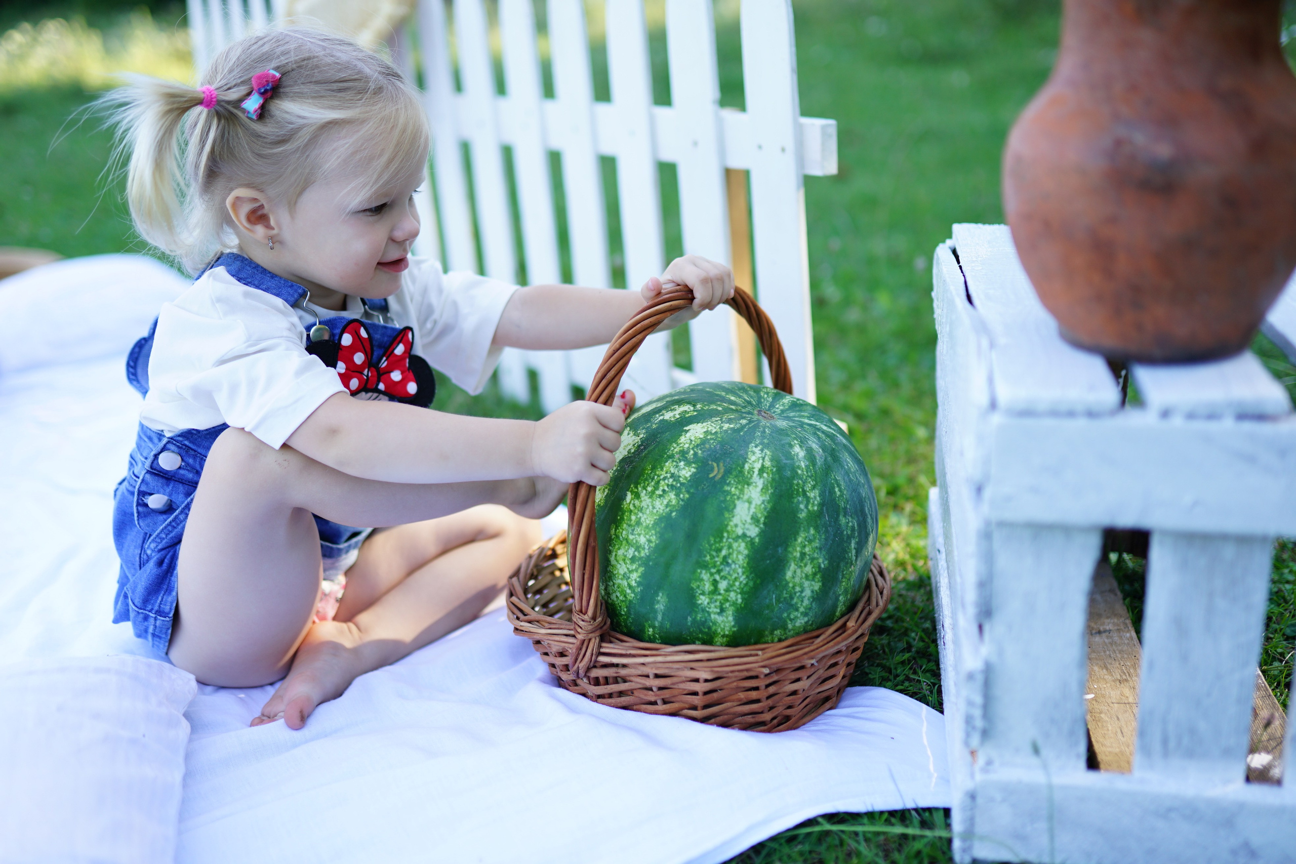 Сімейна фотосесія з кавунами. Family photographer in Kiev Natalia Shkavron
