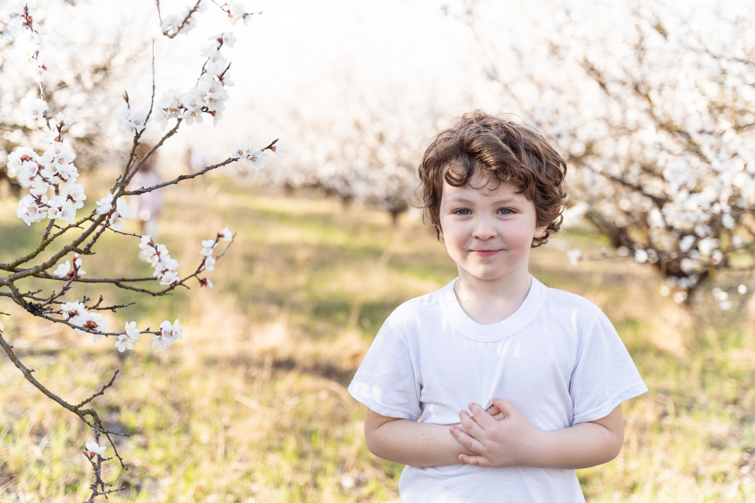 Сімейна фотосесія в абрикосовому саду. Сімейний фотограф Київ Наталія Шкаврон