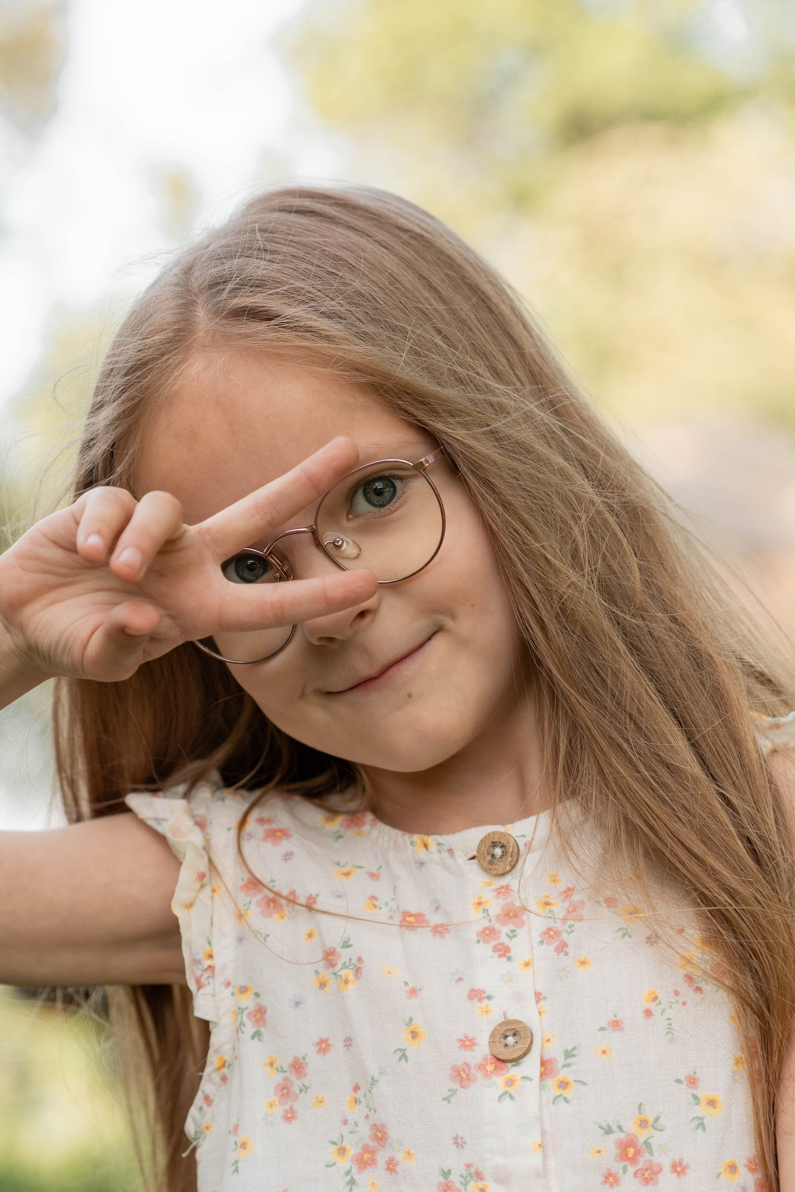 Сімейна фотосесія в Пирогово мами з двома донями. Сімейний фотограф Київ Наталія Шкаврон