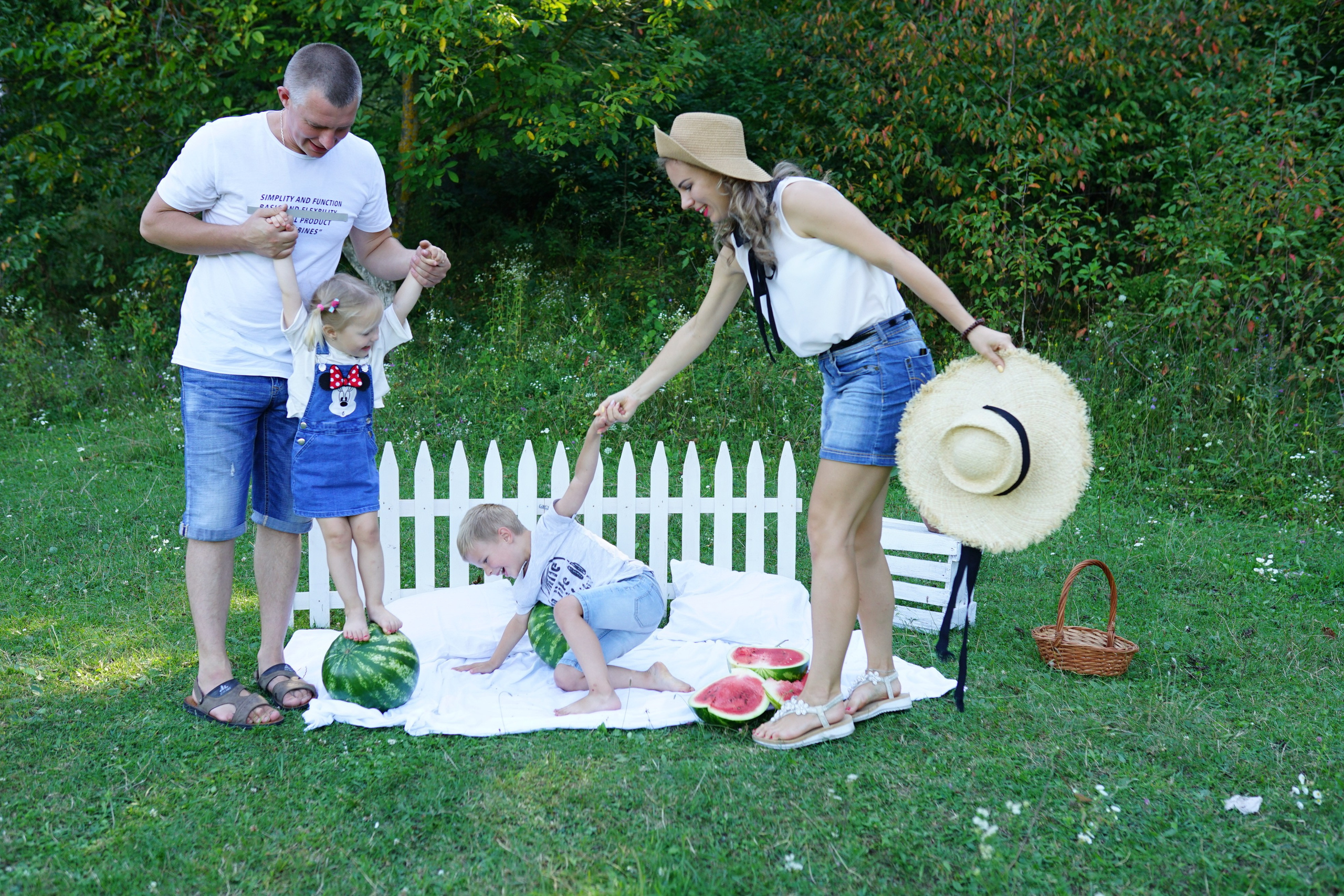 Сімейна фотосесія з кавунами. Family photographer in Kiev Natalia Shkavron