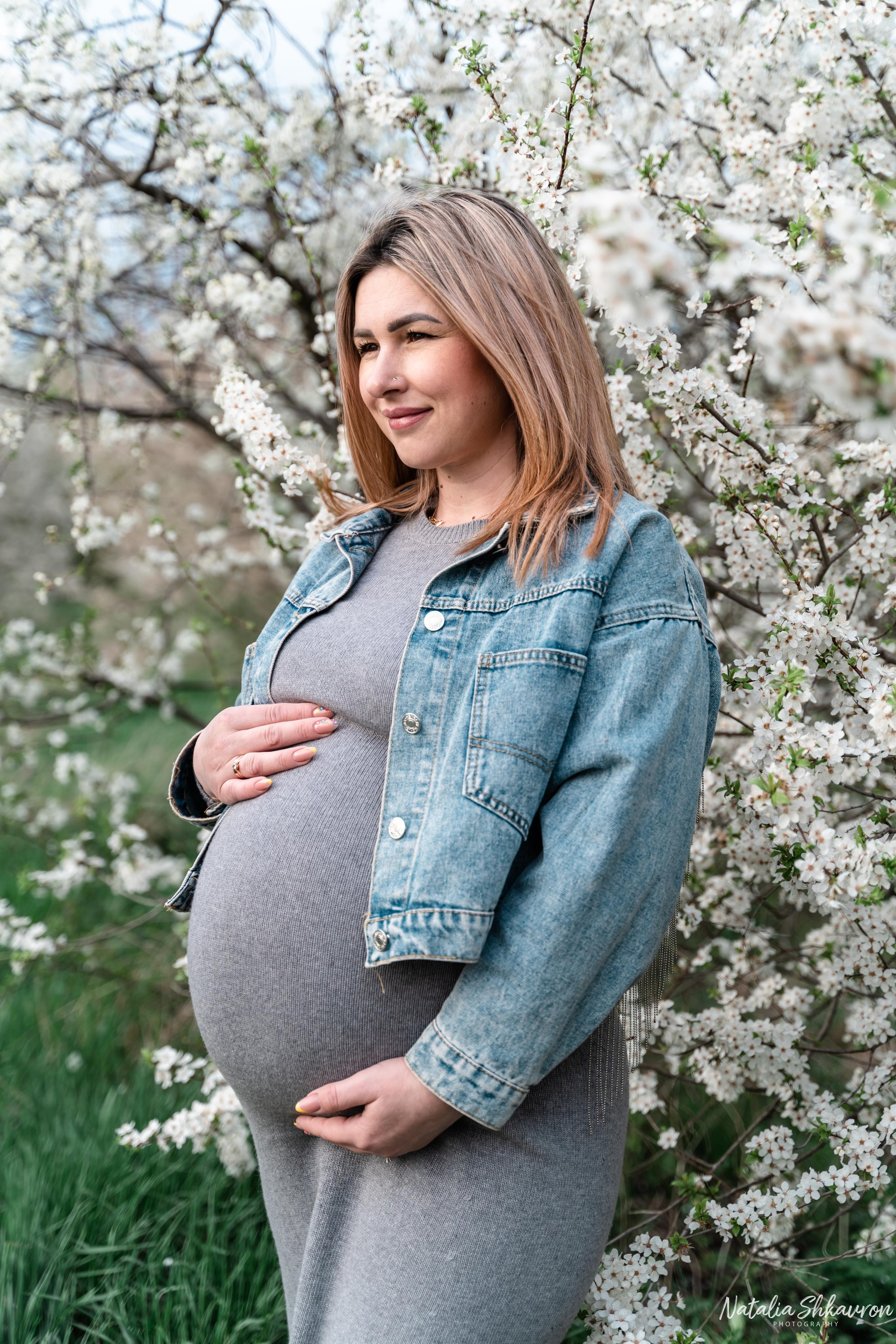 Фотосесія вагітностіу в квітучих садах. Сімейний фотограф Київ Наталія Шкаврон